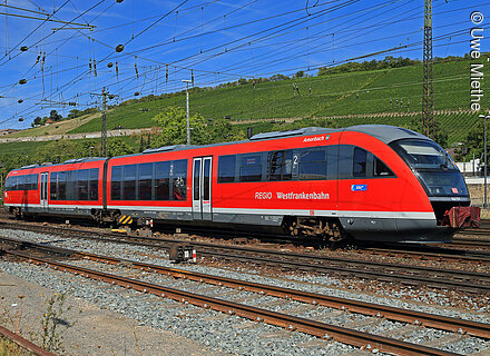 <p>Ein Triebwagen der Baureihe VT 642 der Westfrankenbahn fährt zur  Bereitstellung in den Würzburger Hauptbahnhof.</p>