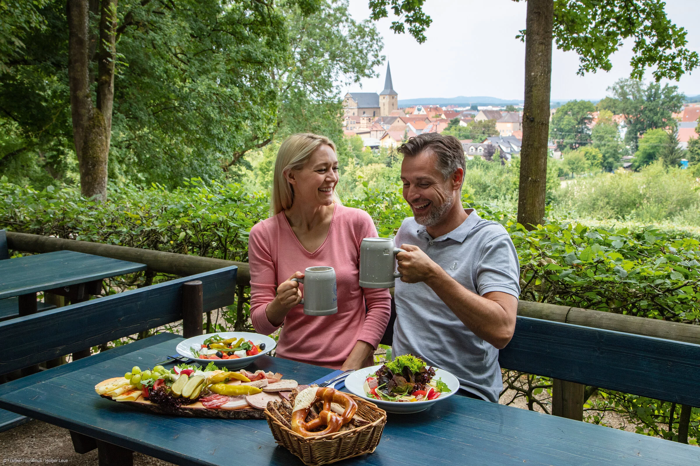 Brotzeit und Kellerbier im Biergarten/Bierkeller St. Georgenbräu