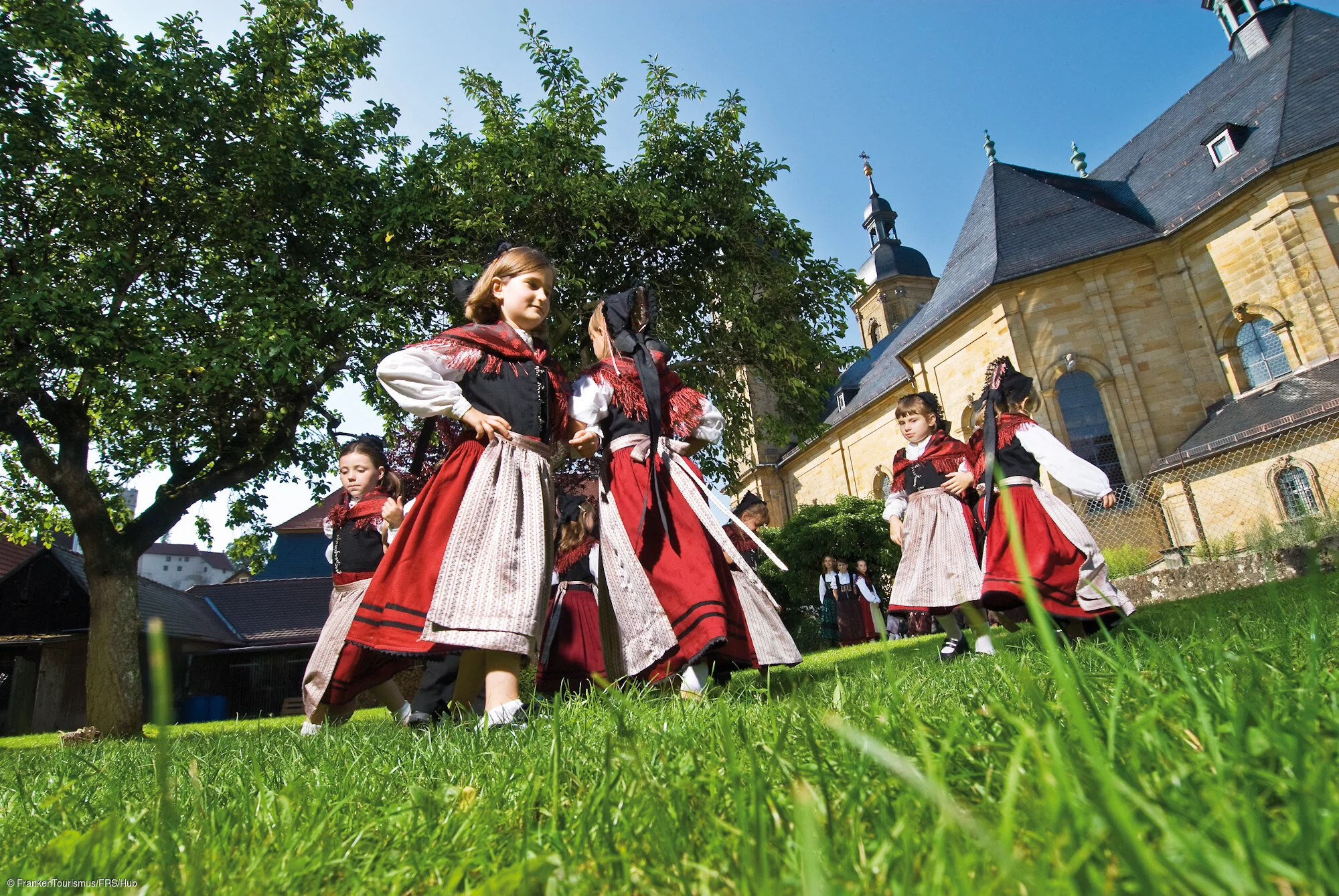 Trachtenkinder bei der Basilika in Gößweinstein