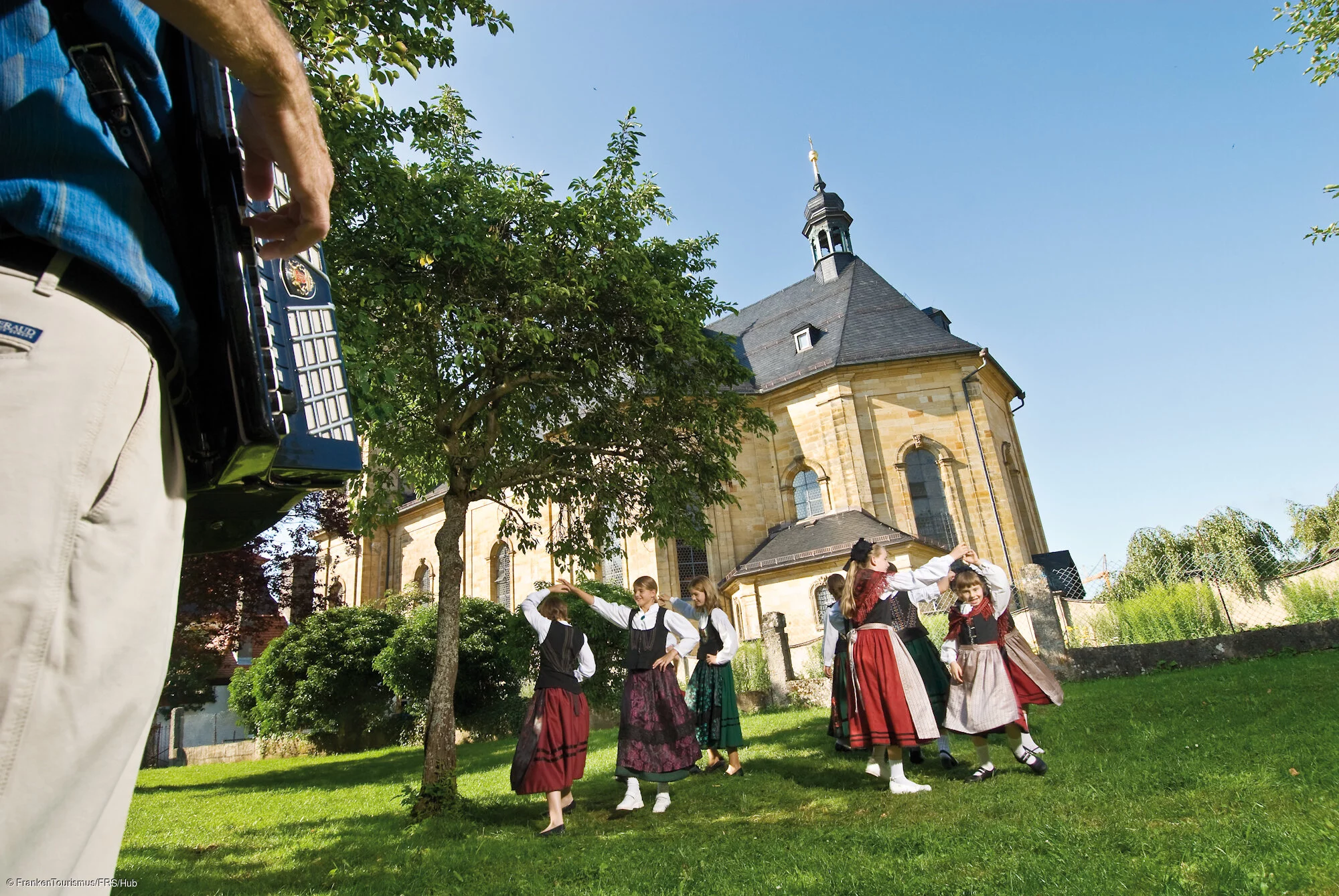Trachtenkinder bei der Basilika in Gößweinstein