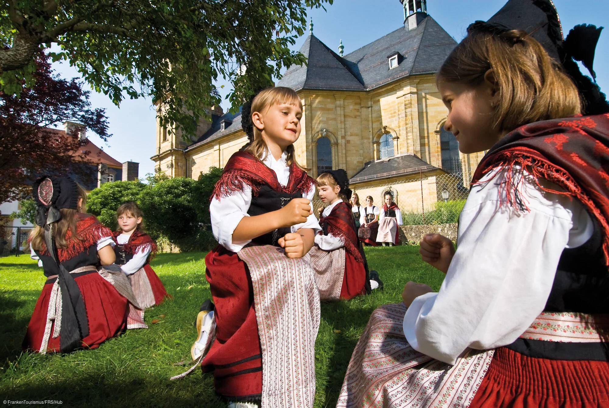 Trachtenkinder bei der Basilika in Gößweinstein
