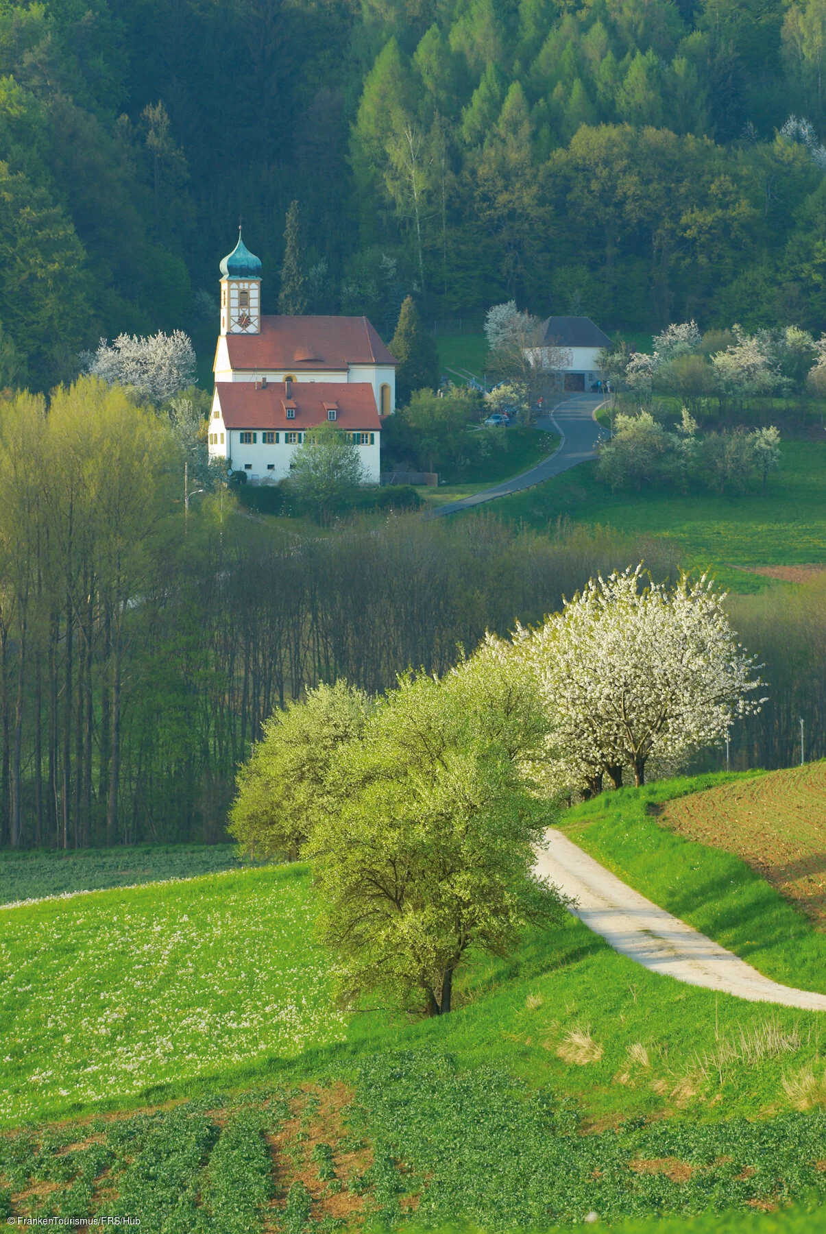 Kirche in Walkersbrunn mit Wanderwegen