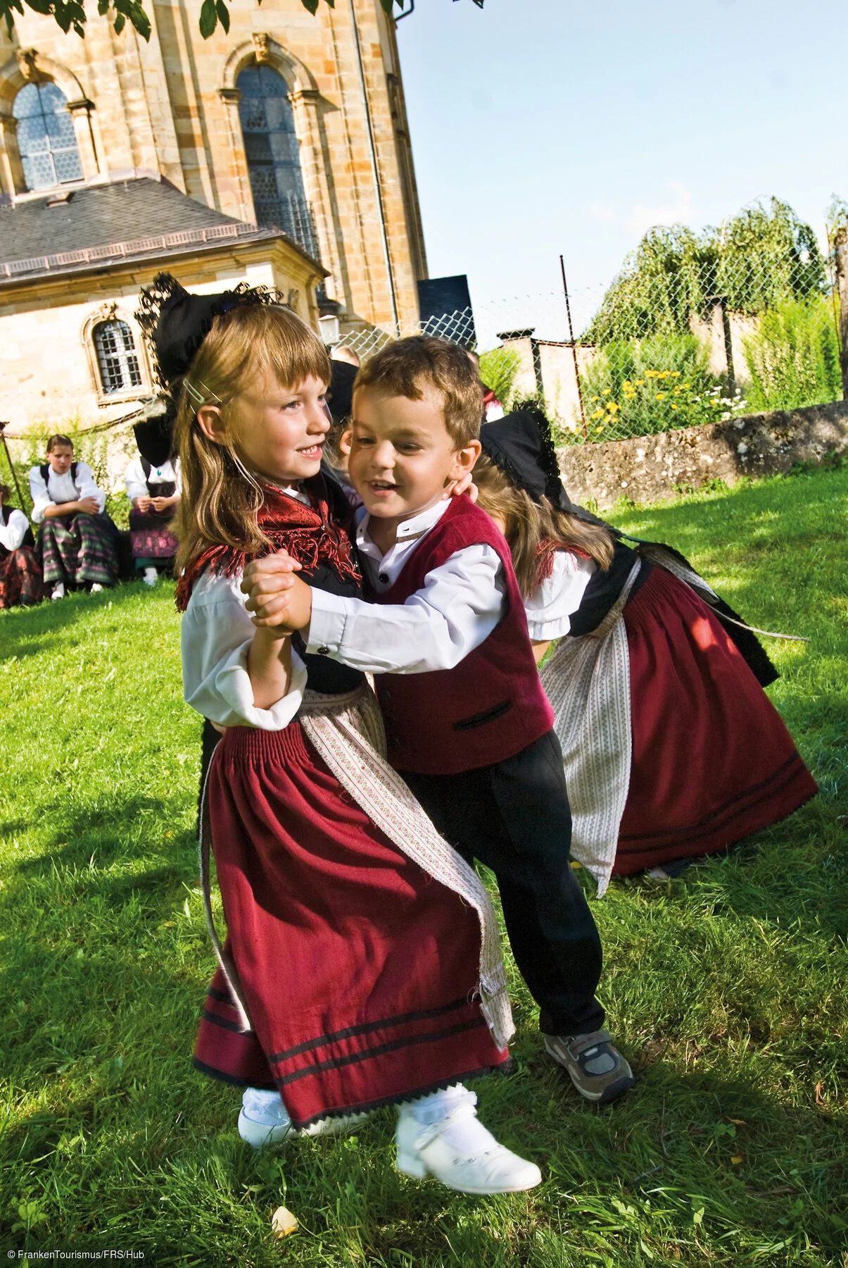 Trachtenkinder bei der Basilika in Gößweinstein