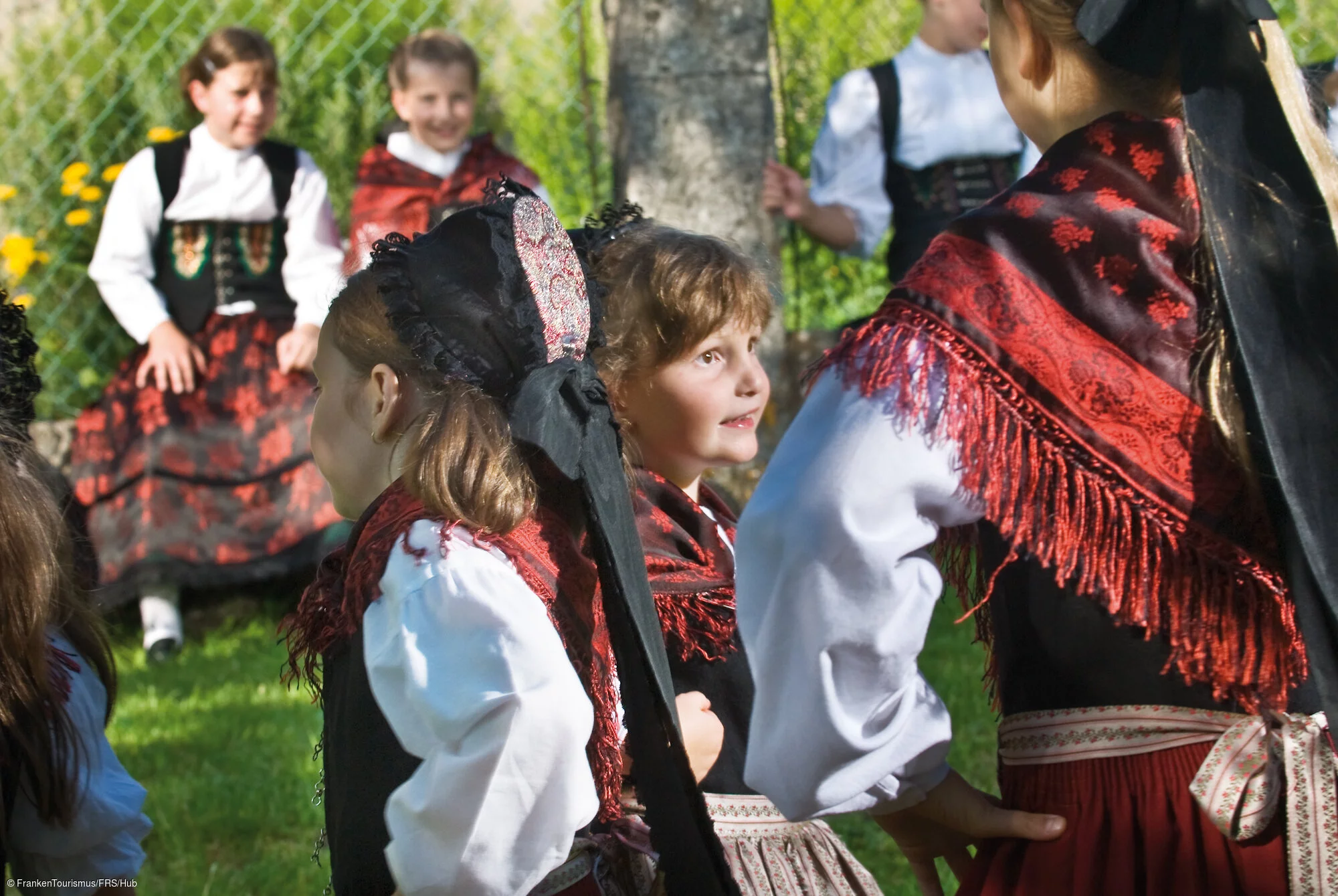Trachtenkinder bei der Basilika in Gößweinstein