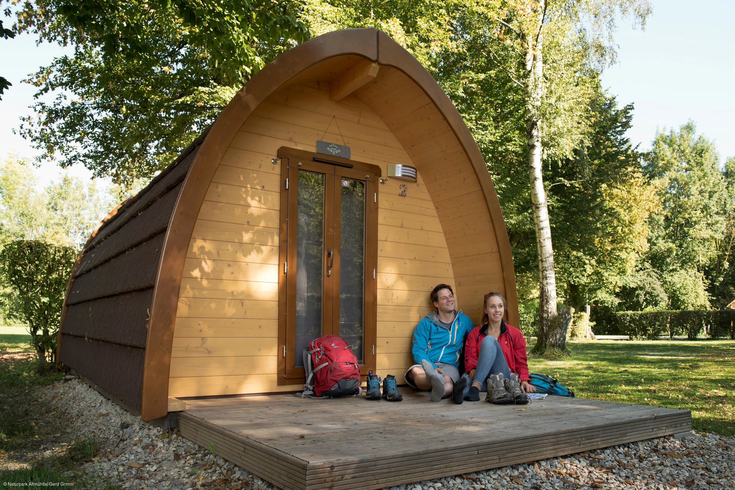 AZUR Camping Kipfenberg, Wanderer sitzend vor Family Pod
