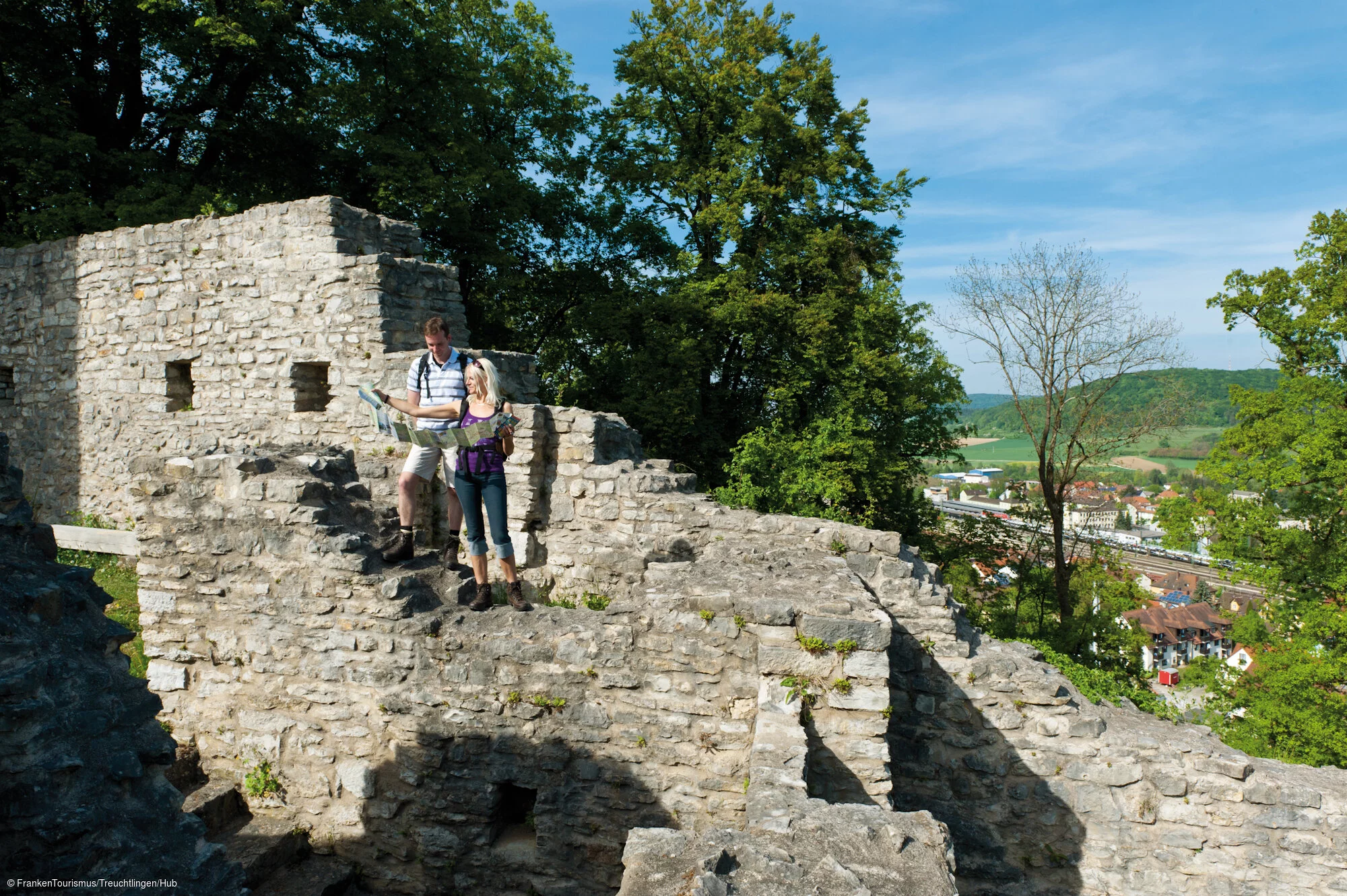Wanderer an der Burg "Obere Veste"