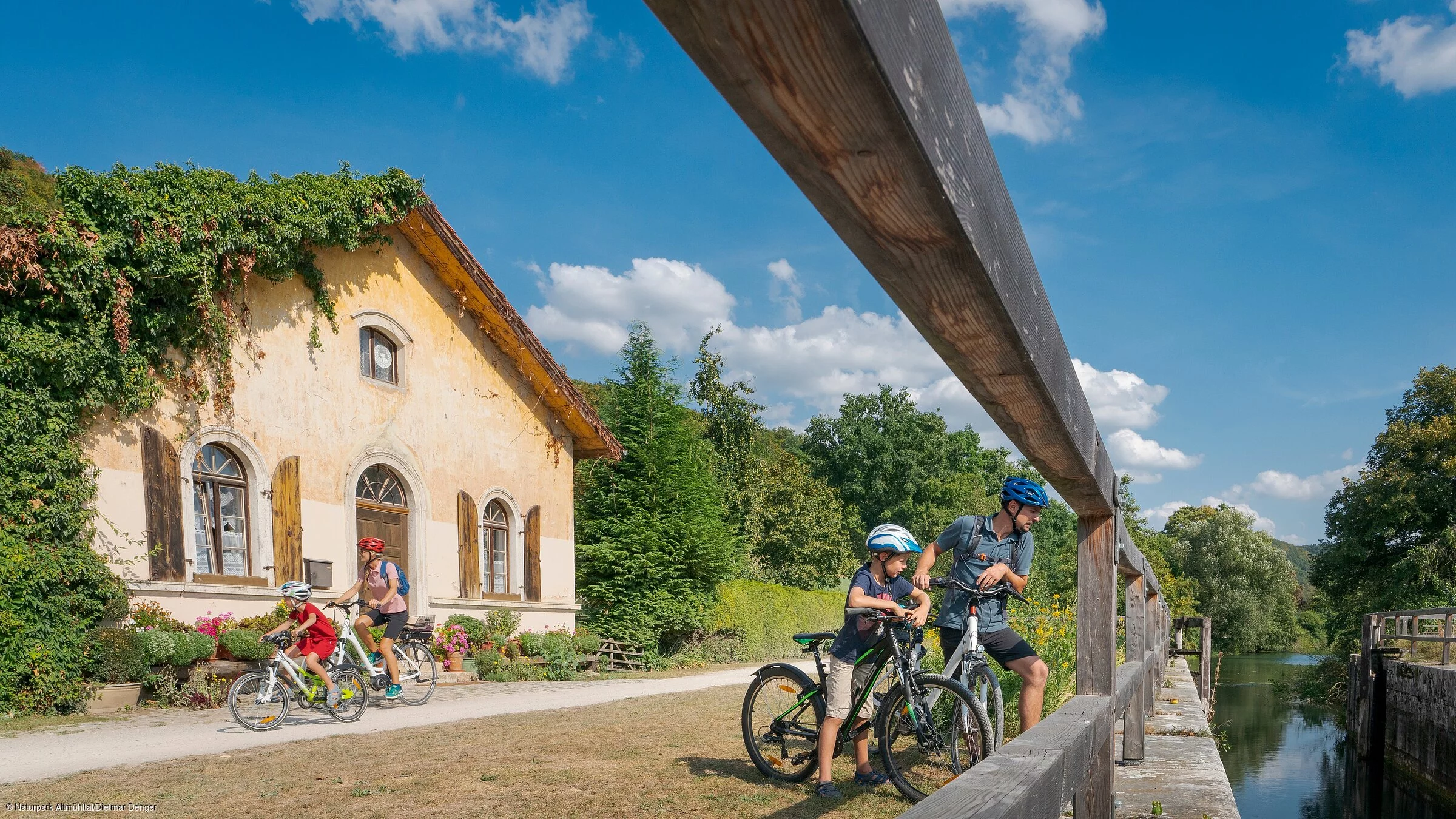 Altmühltal-Radweg, Radlerfamilie am Schleusenhäuschen nach Mühlbach