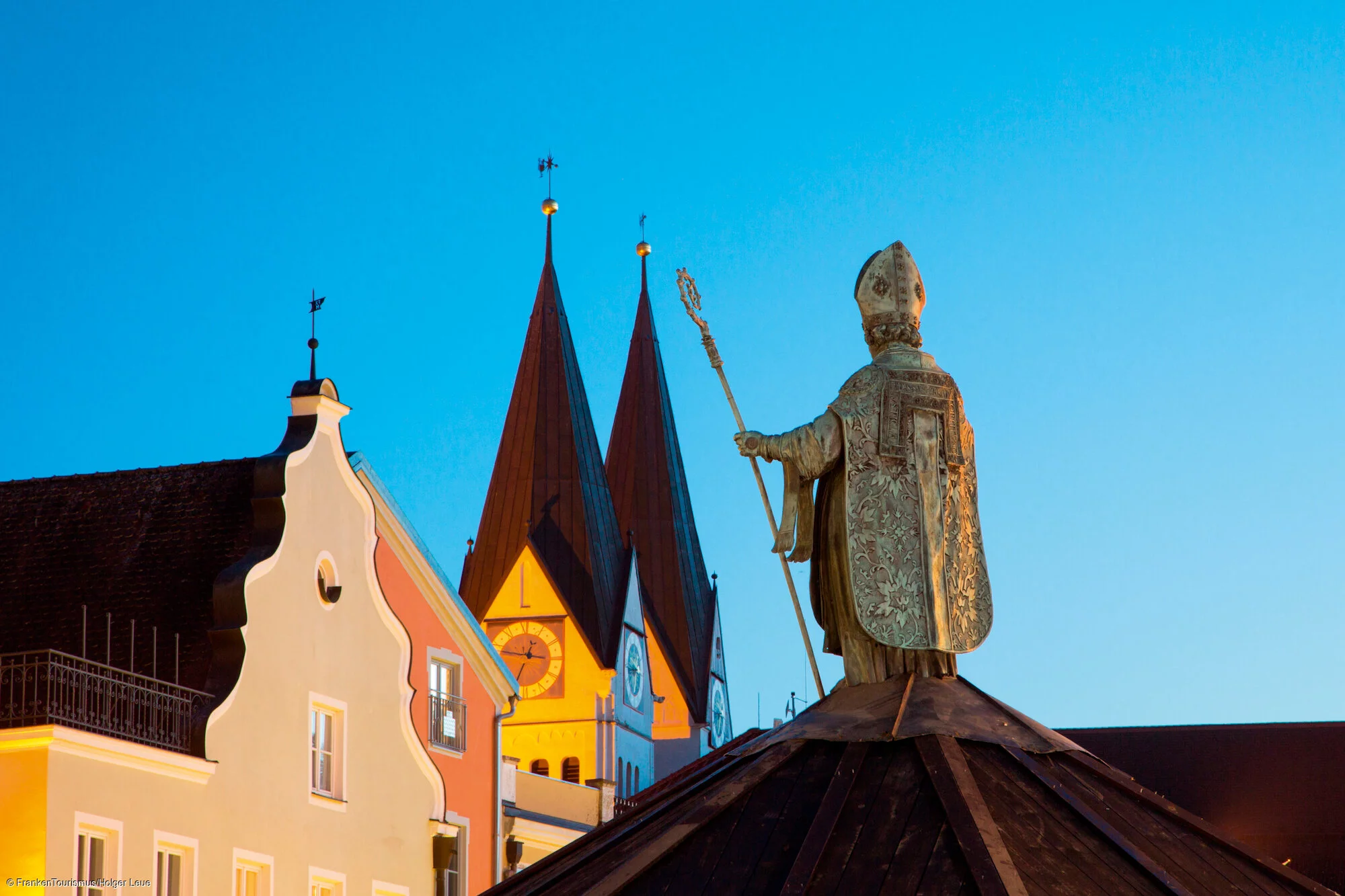 Bischofsstatue am Willibaldsbrunnen (Marktplatz) mit Kirchtürmen