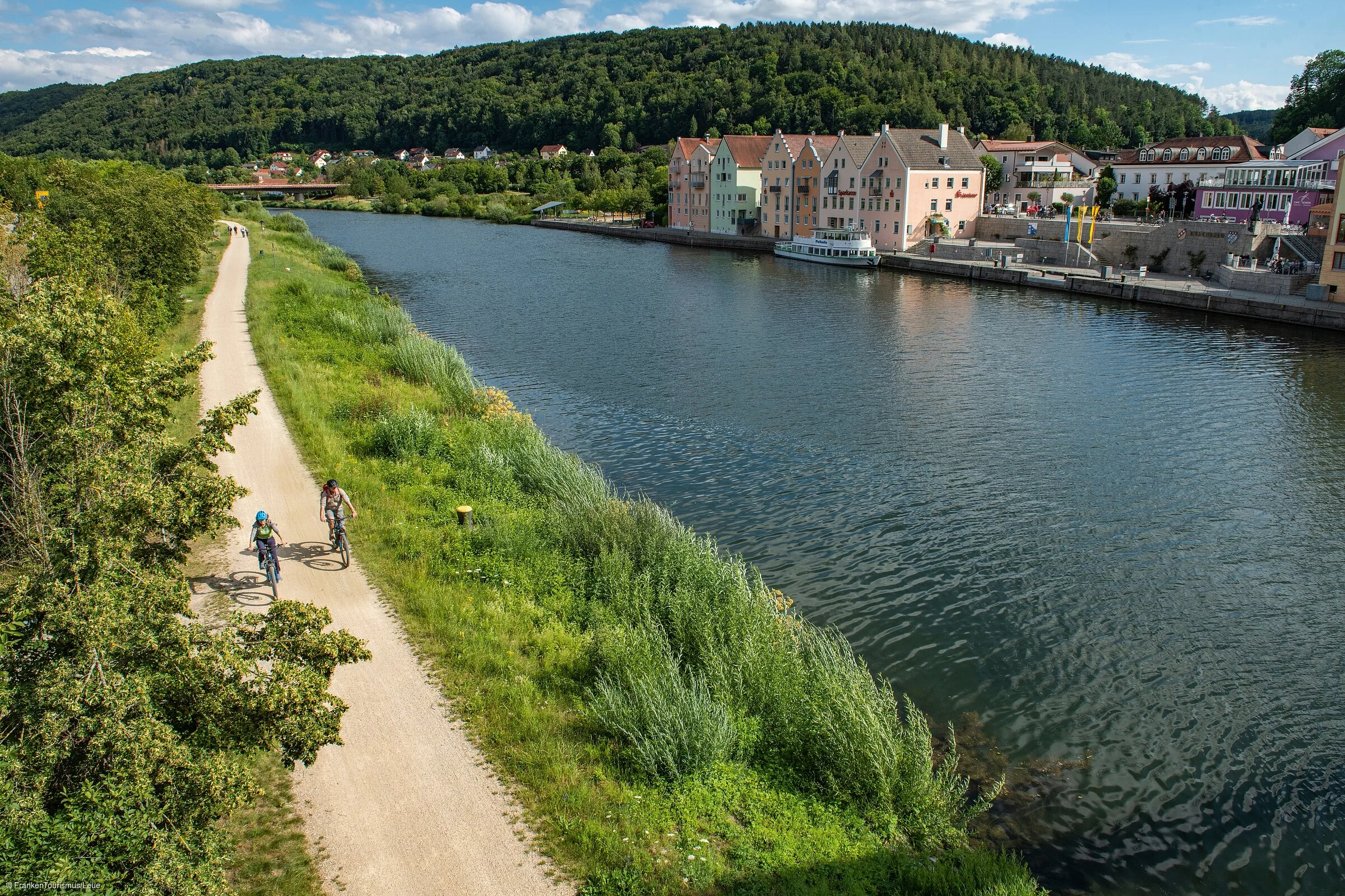 Radler entlang des Main-Donau-Kanals bei Riedenburg