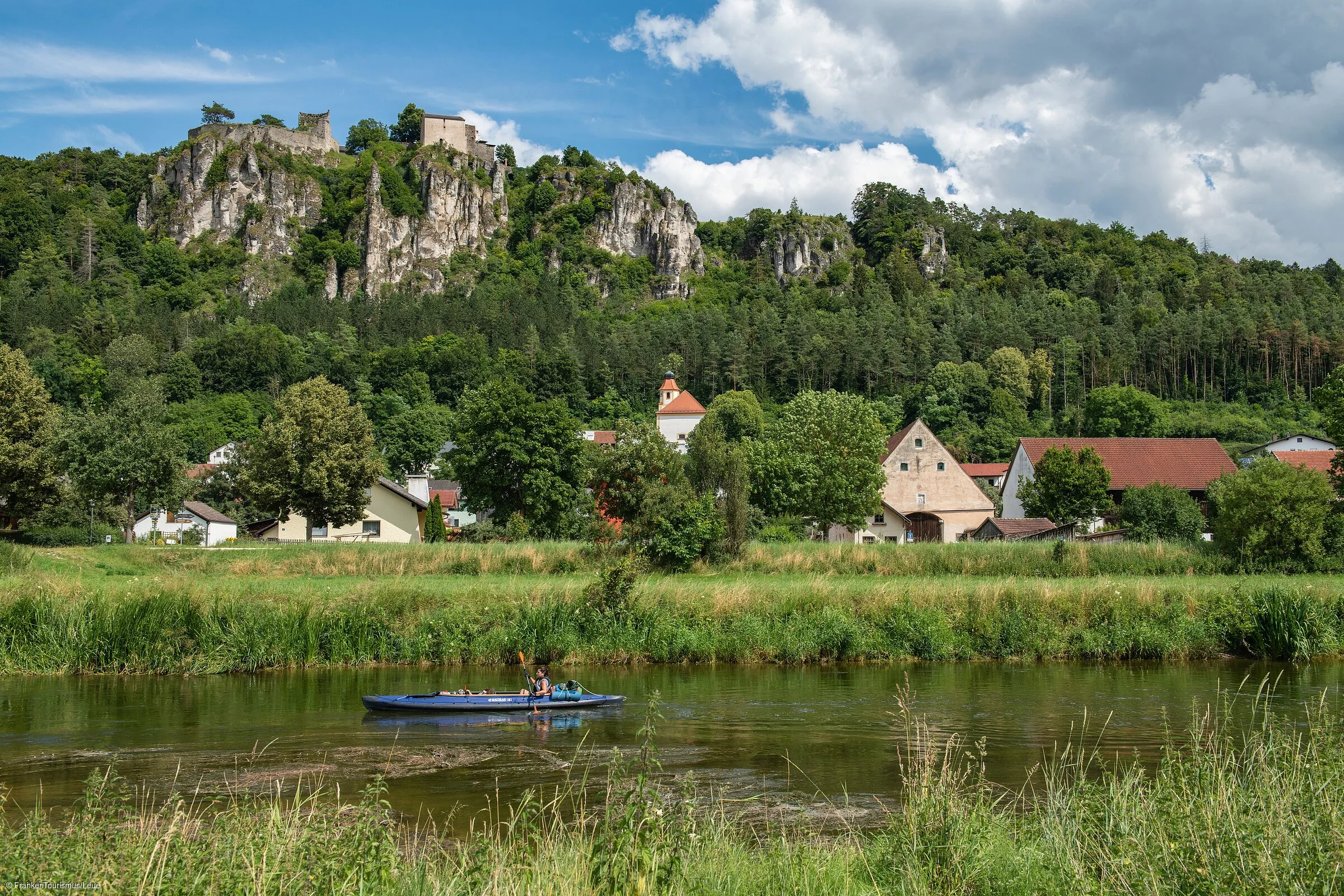 Burgruine Schloss Arnsberg mit Kanufahrer auf der Altmühl