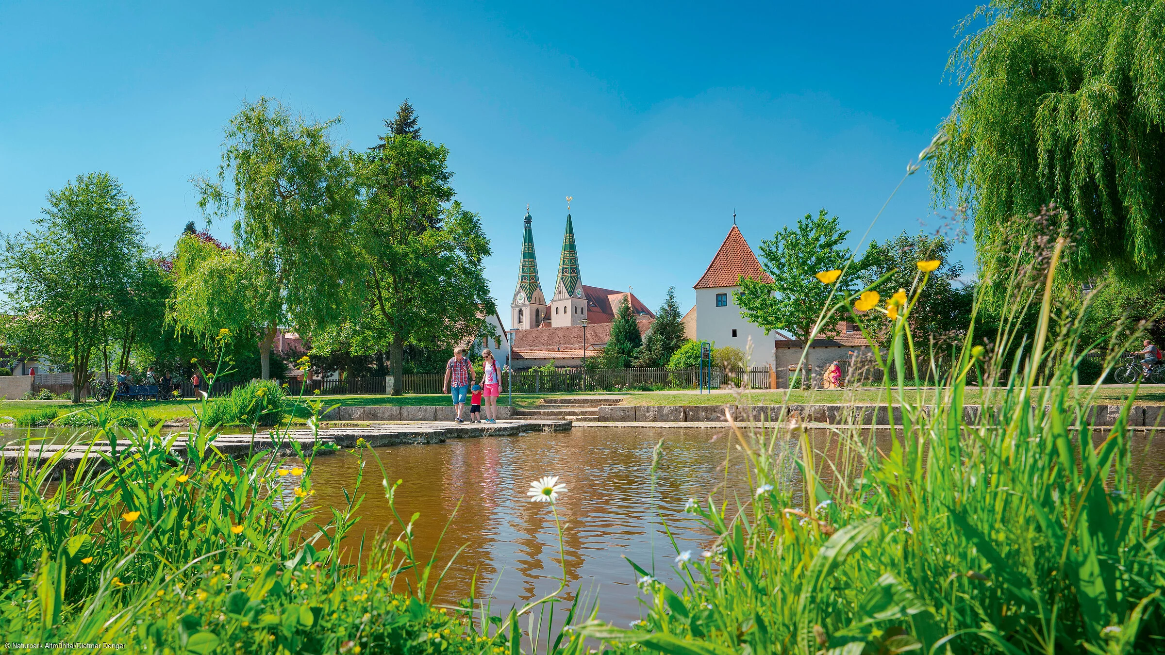 Sulzpark - Familie vor Frauenkirche