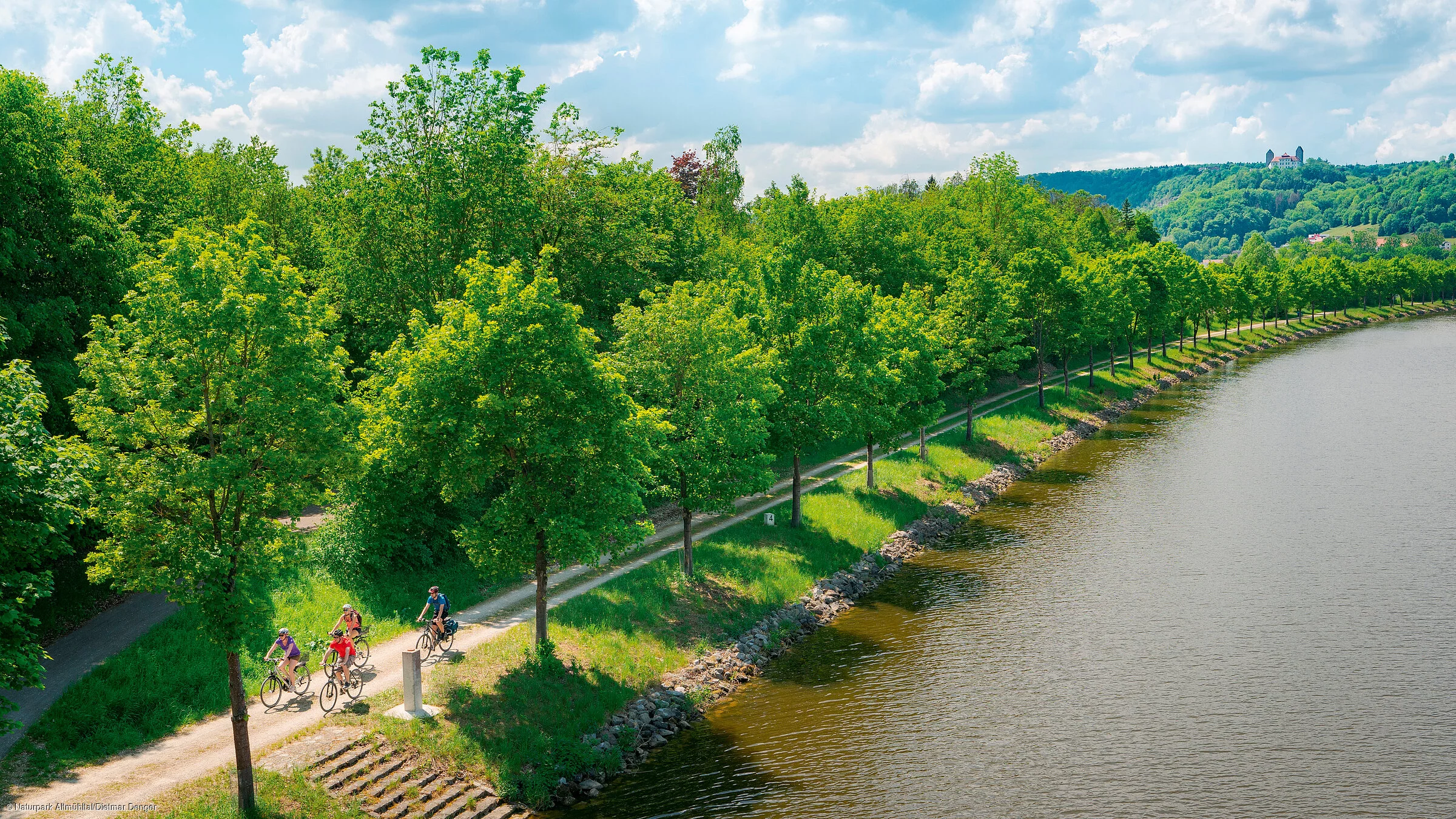Kanal mit Schloss Hirschberg