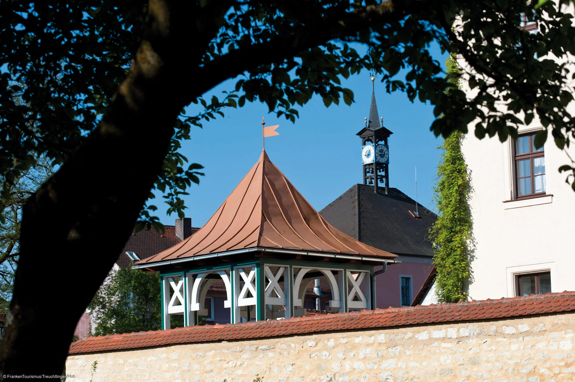 Blick auf den Pavillion des Stadtschlosses mit dem Rathaus im Hintergrund