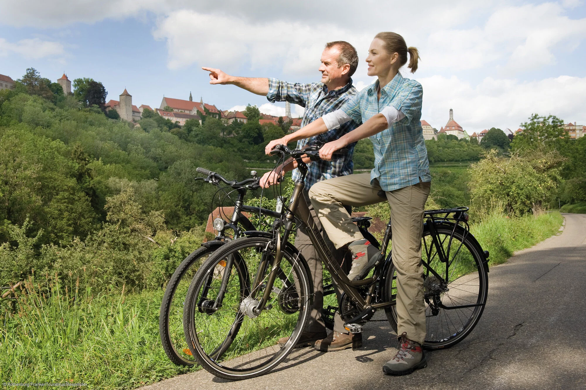 Radfahren vor der Stadtsilhouette Rothenburg ob der Tauber
