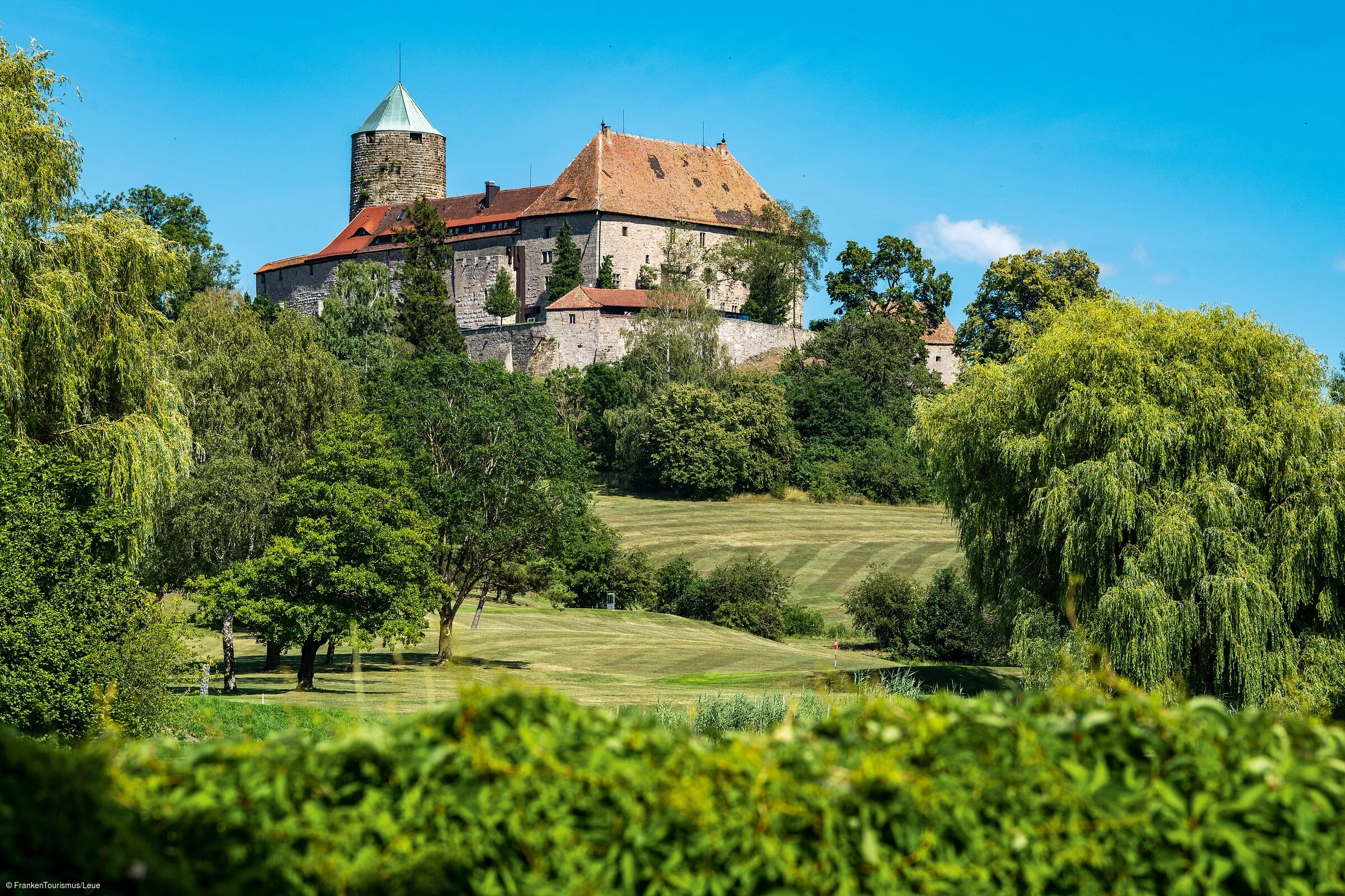 Burg Colmberg - Golfplatz vor Burganlage