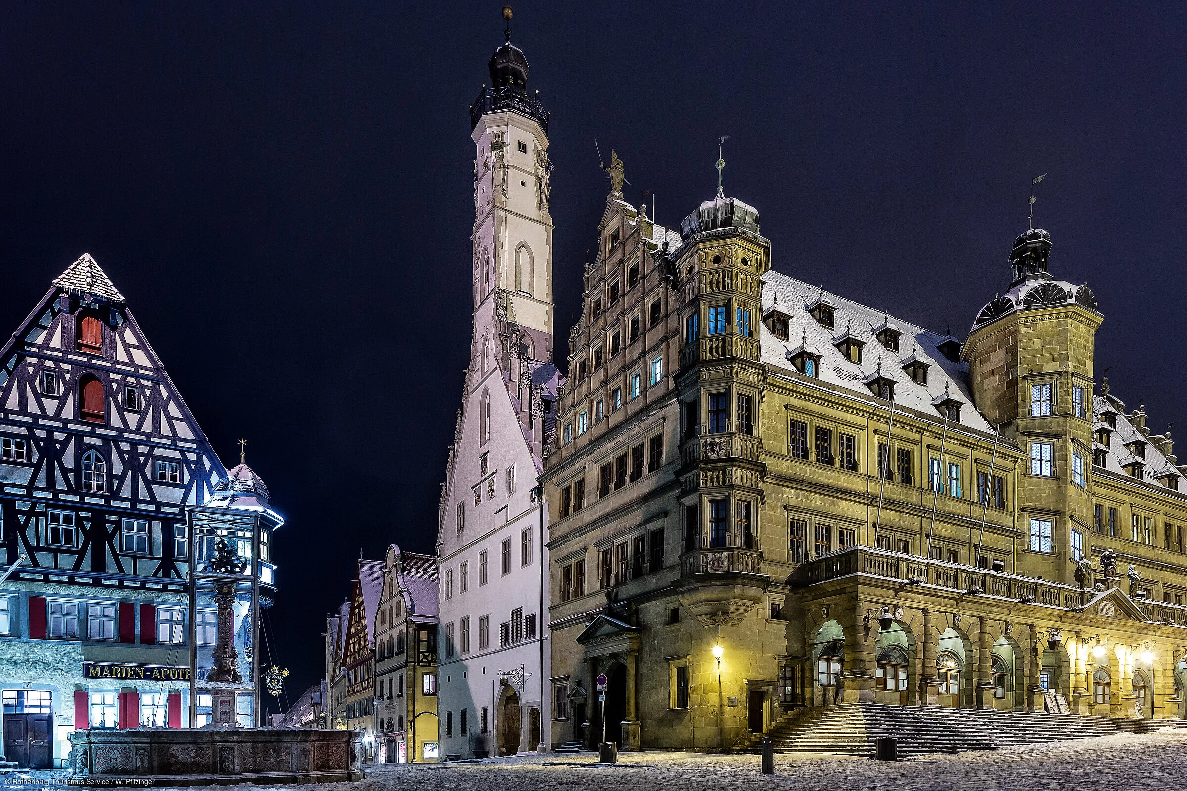 Rathaus mit Winterpanorama