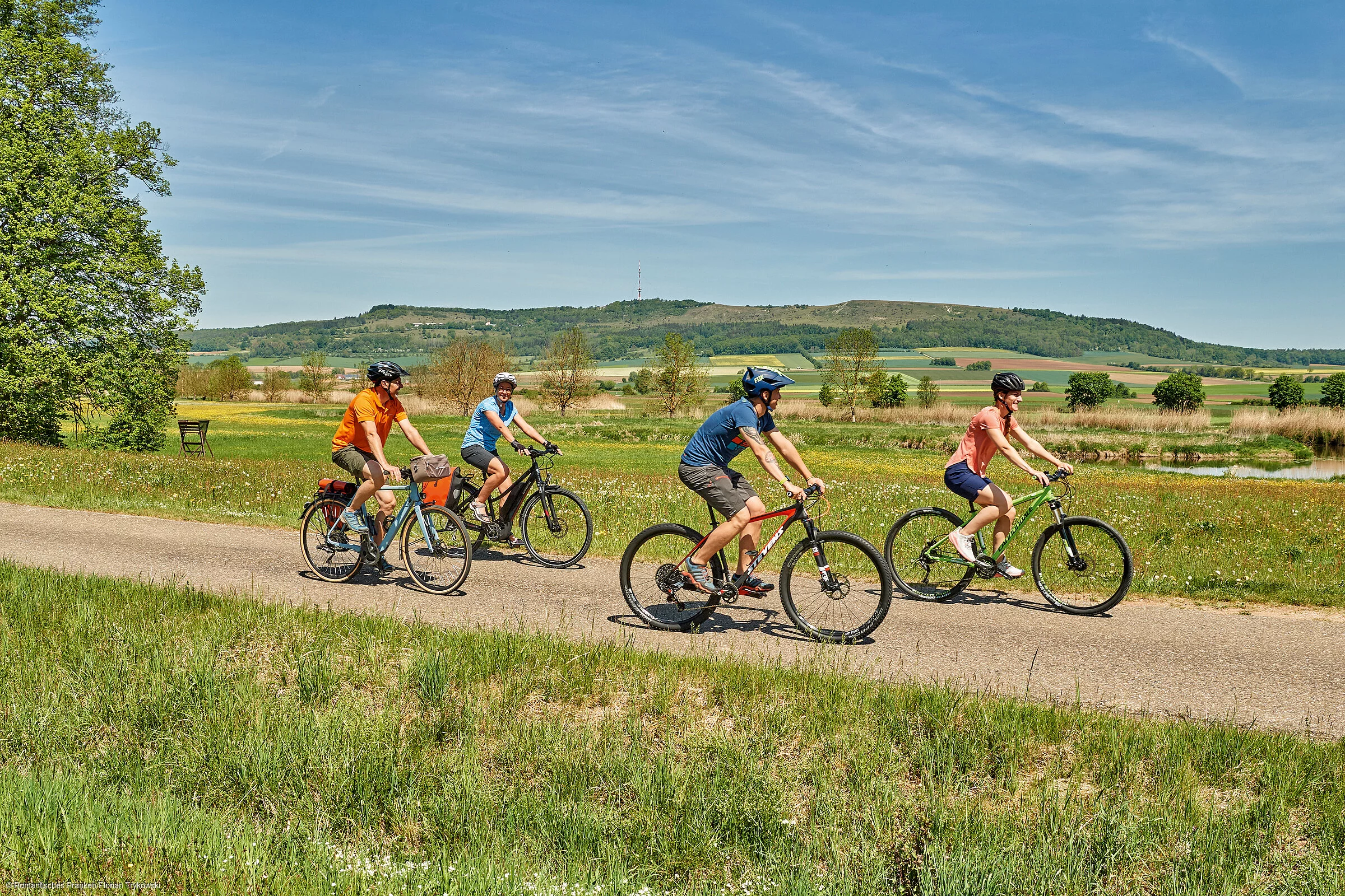 Radtour mit Blick zum Hesselberg