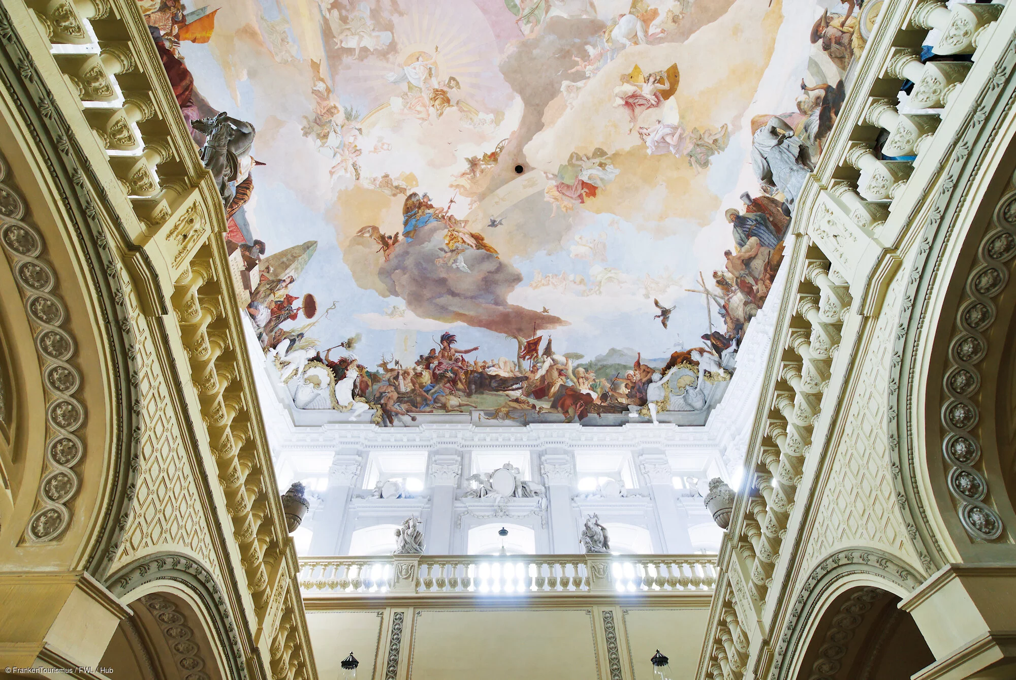 Deckenfresco (Tiepolo) im Treppenhaus der Würzburger Residenz