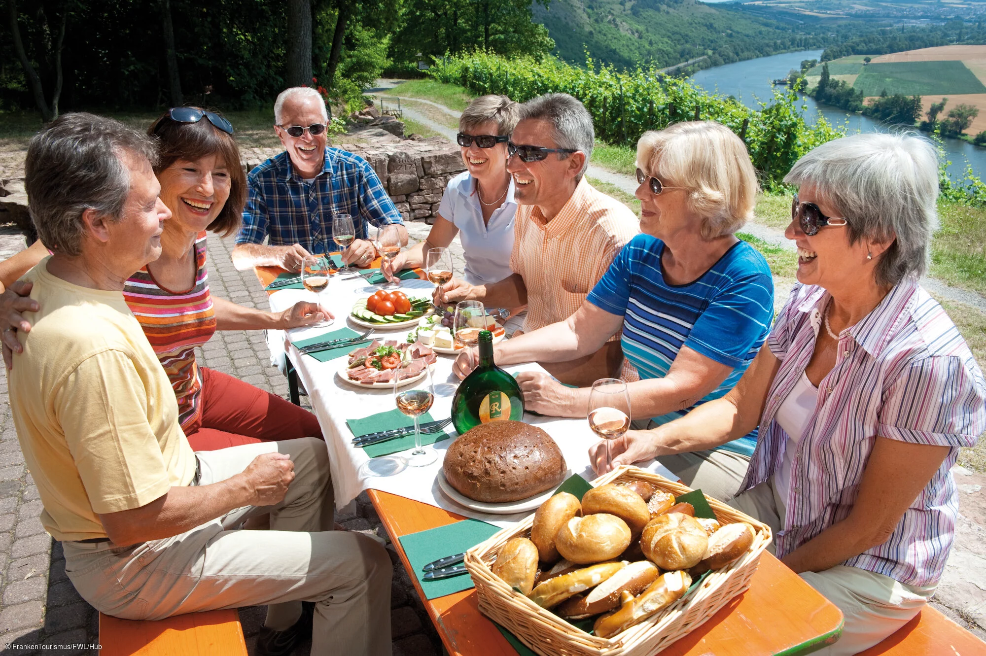 Brotzeit in den Weinbergen bei Karlstadt