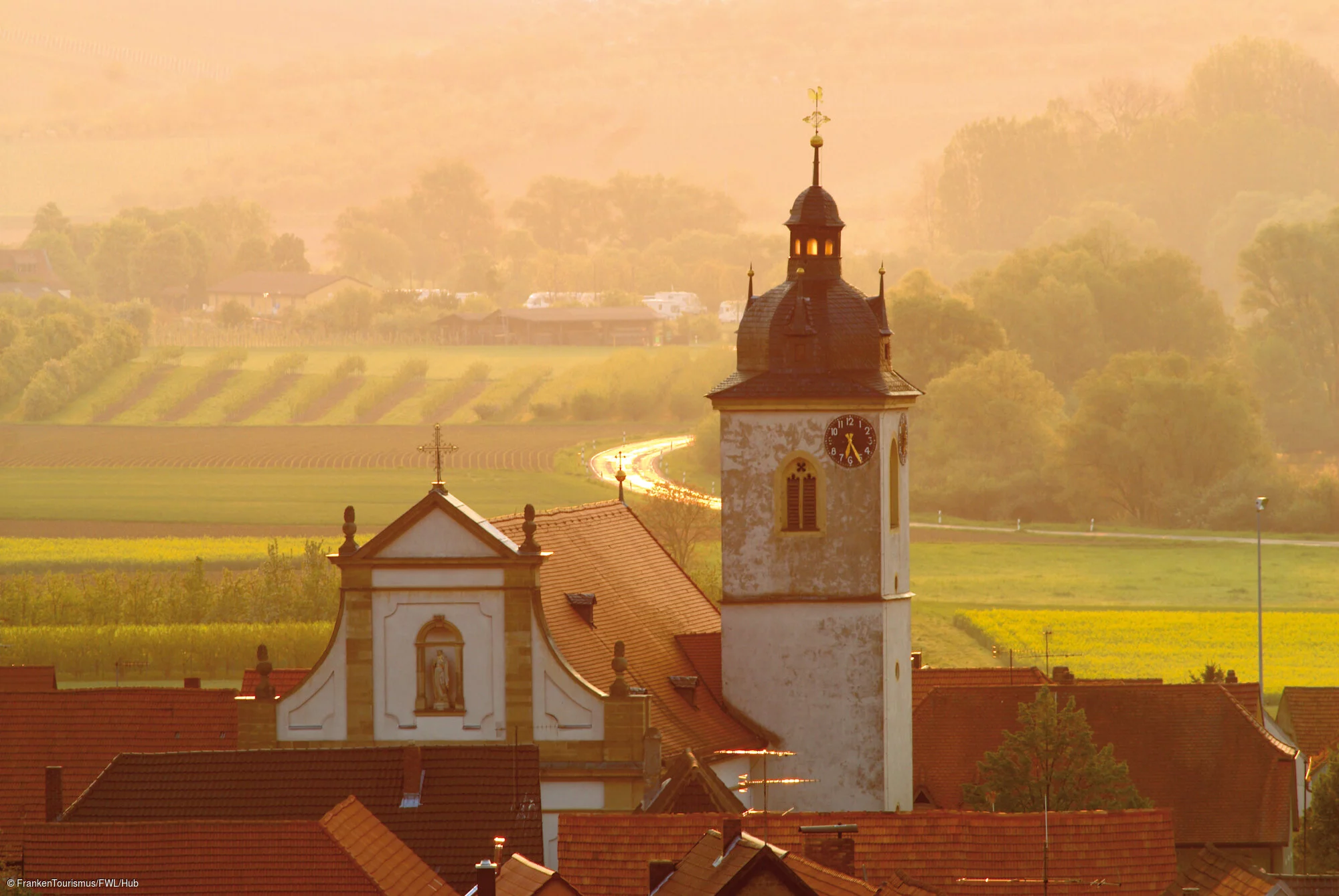 Sommeracher Kirche in der Abenddämmerung
