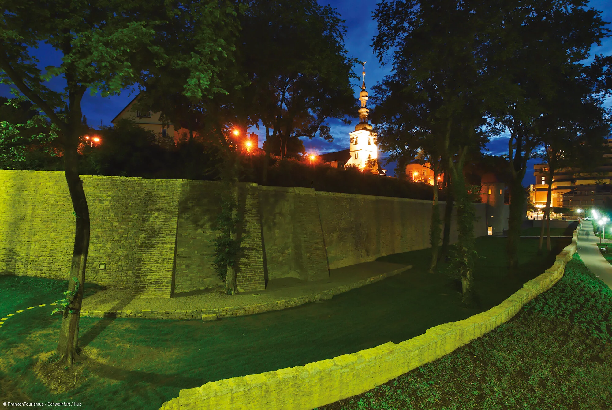 St. Salvador/Stadtmauer bei Nacht