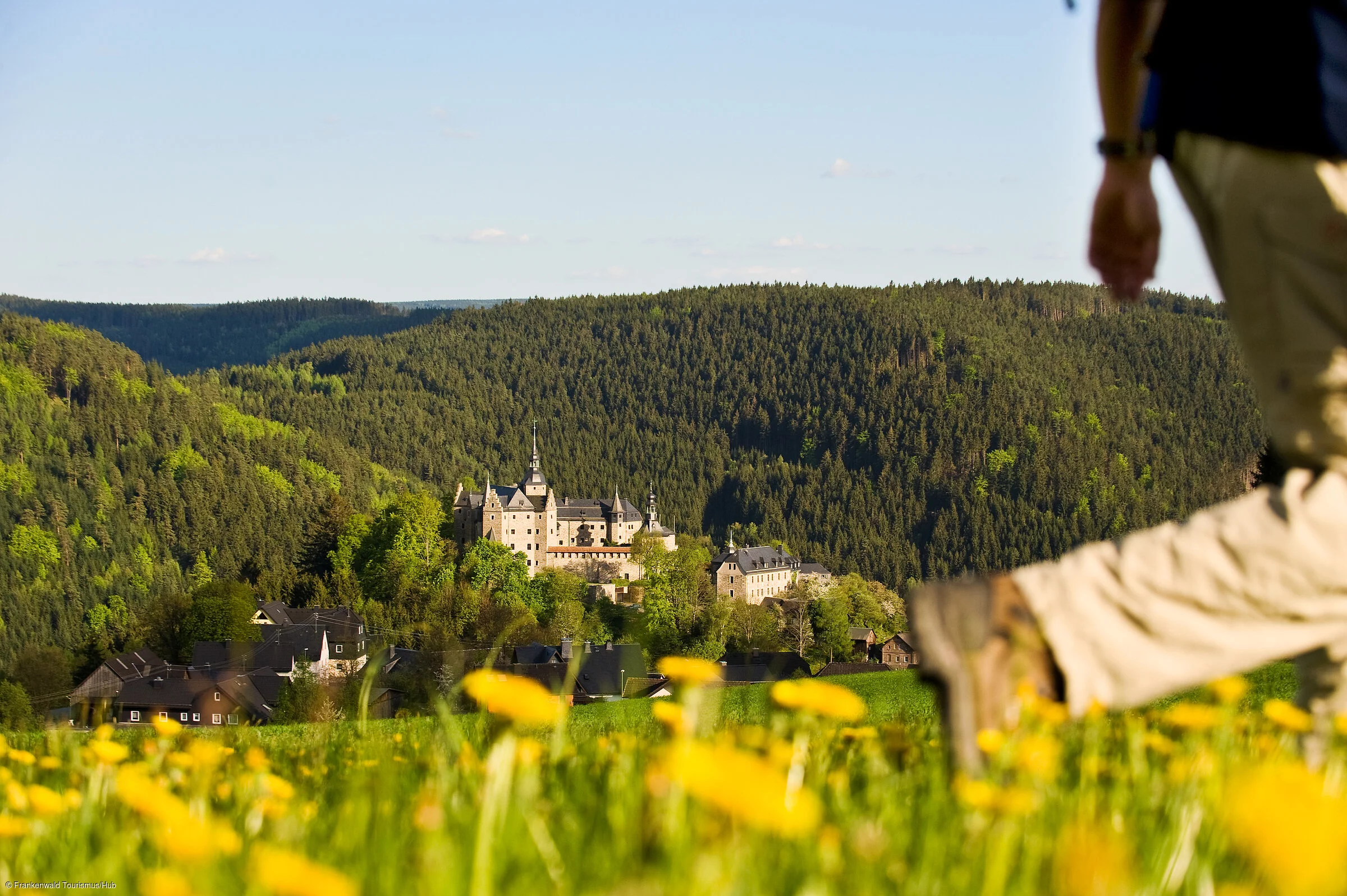 Wandern oberhalb der Burg Lauenstein