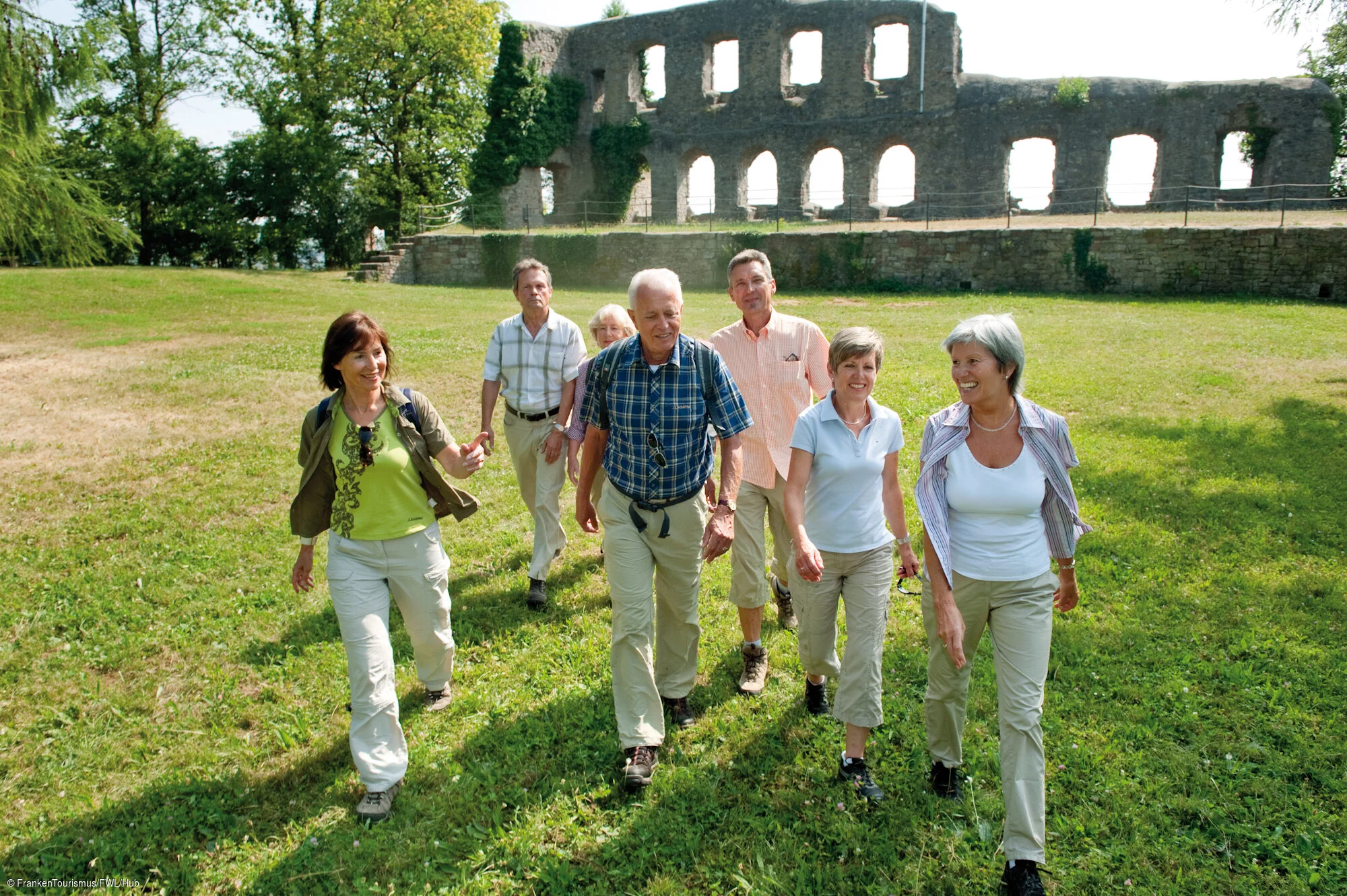 Wanderer in den Ruinen der Karlsburg