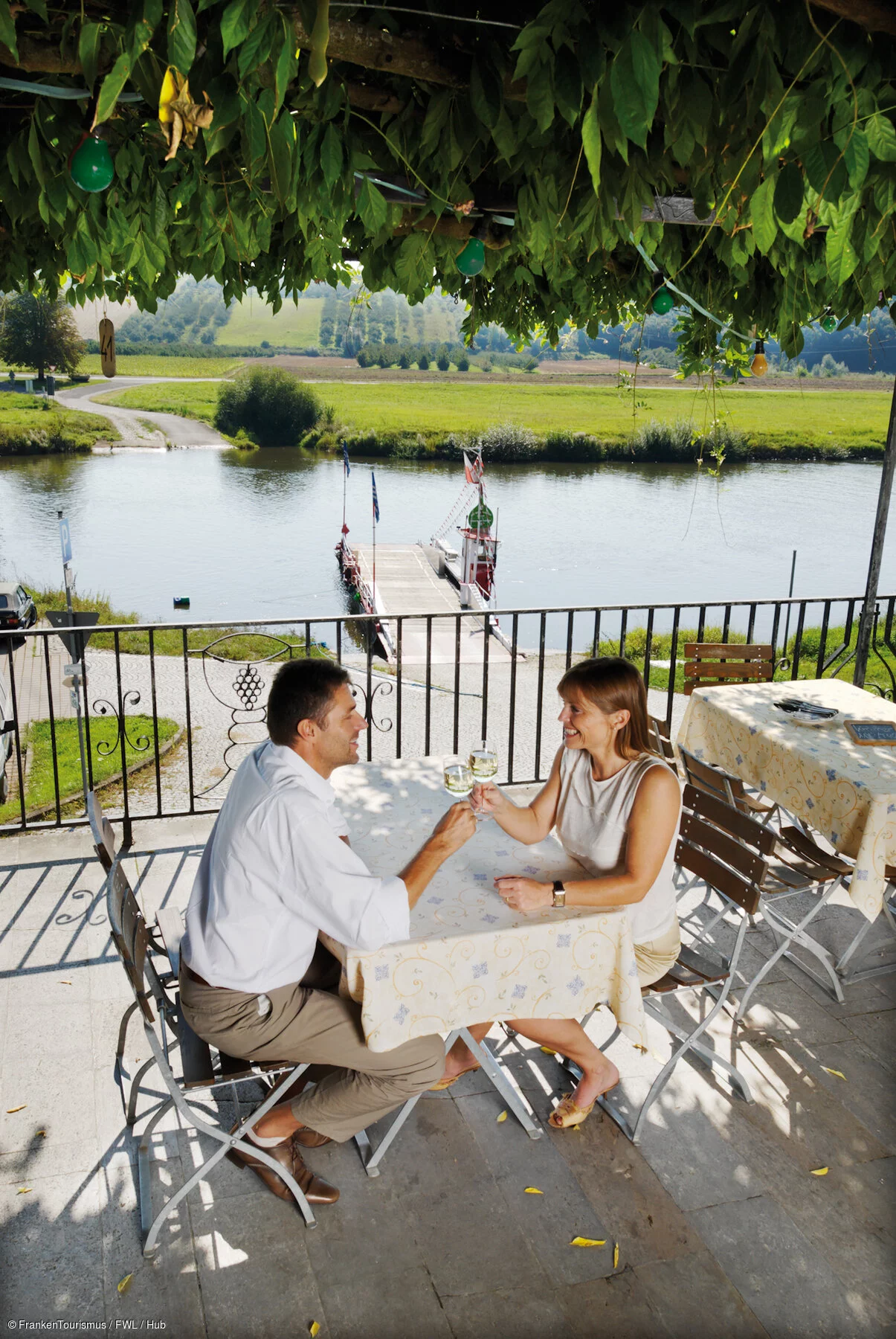 Wein trinkendes Paar im Restaurant, Blick auf Main