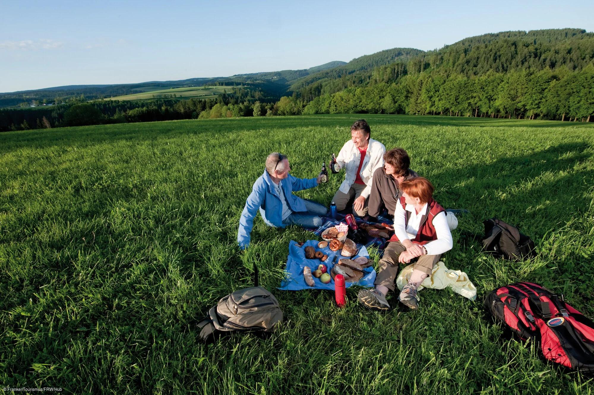 Fränkische Brotzeit in der Natur mit Blick auf die Sinterasen