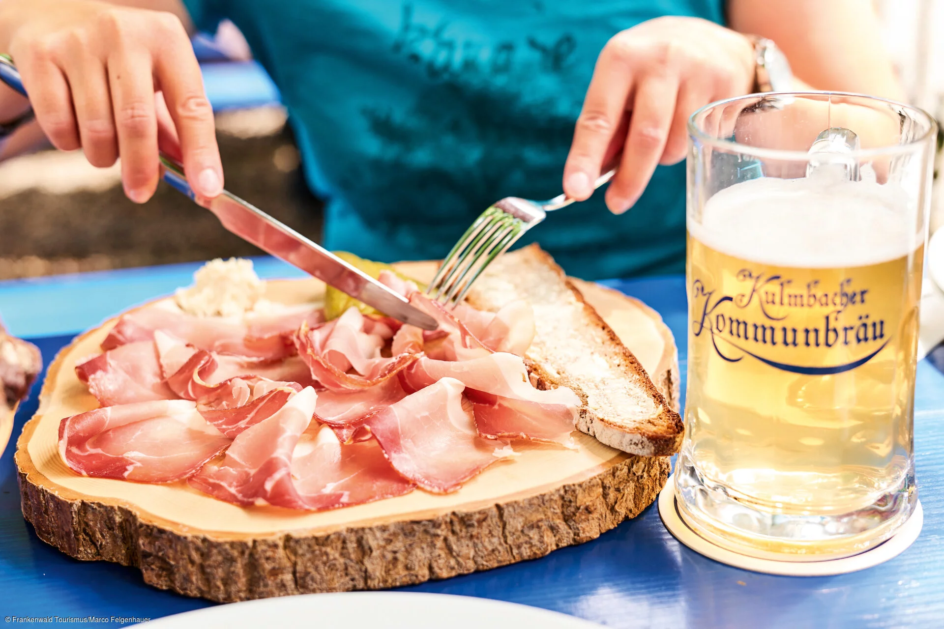 Schinkenplatte mit frischem Bauernbrot