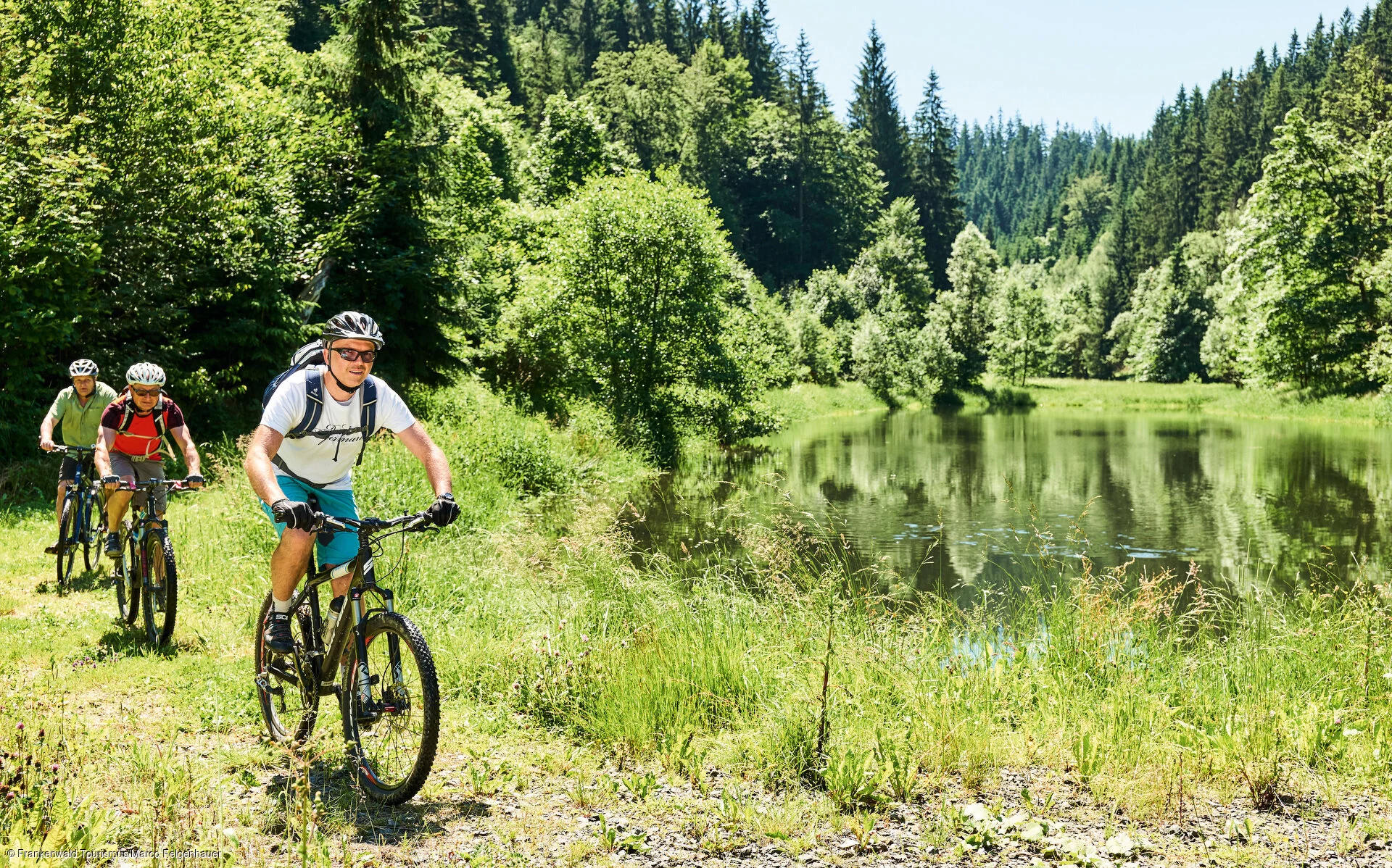 Mountainbiker am Floßteich an der Bischofsmühle