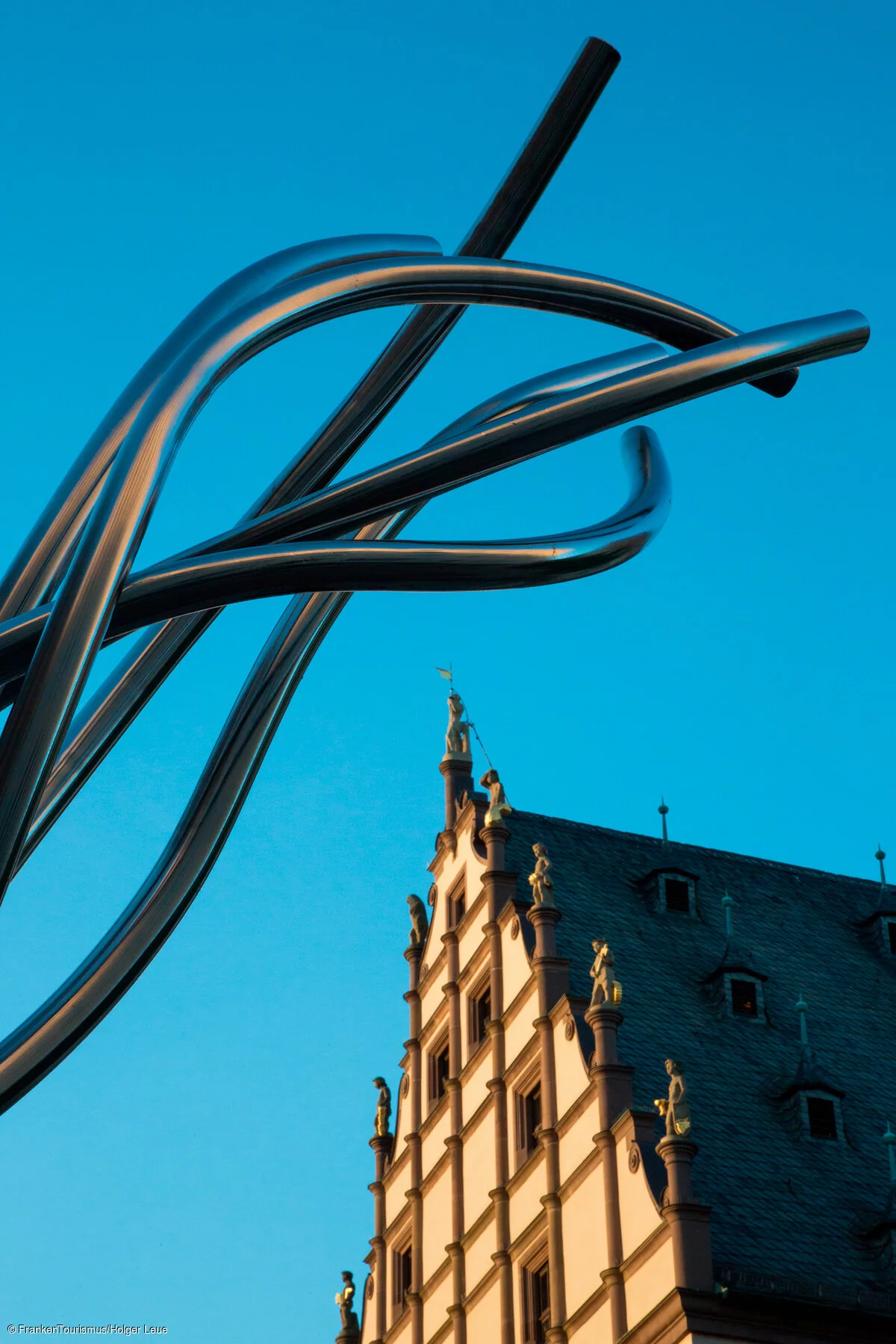Moderne Skulptur am Rathaus