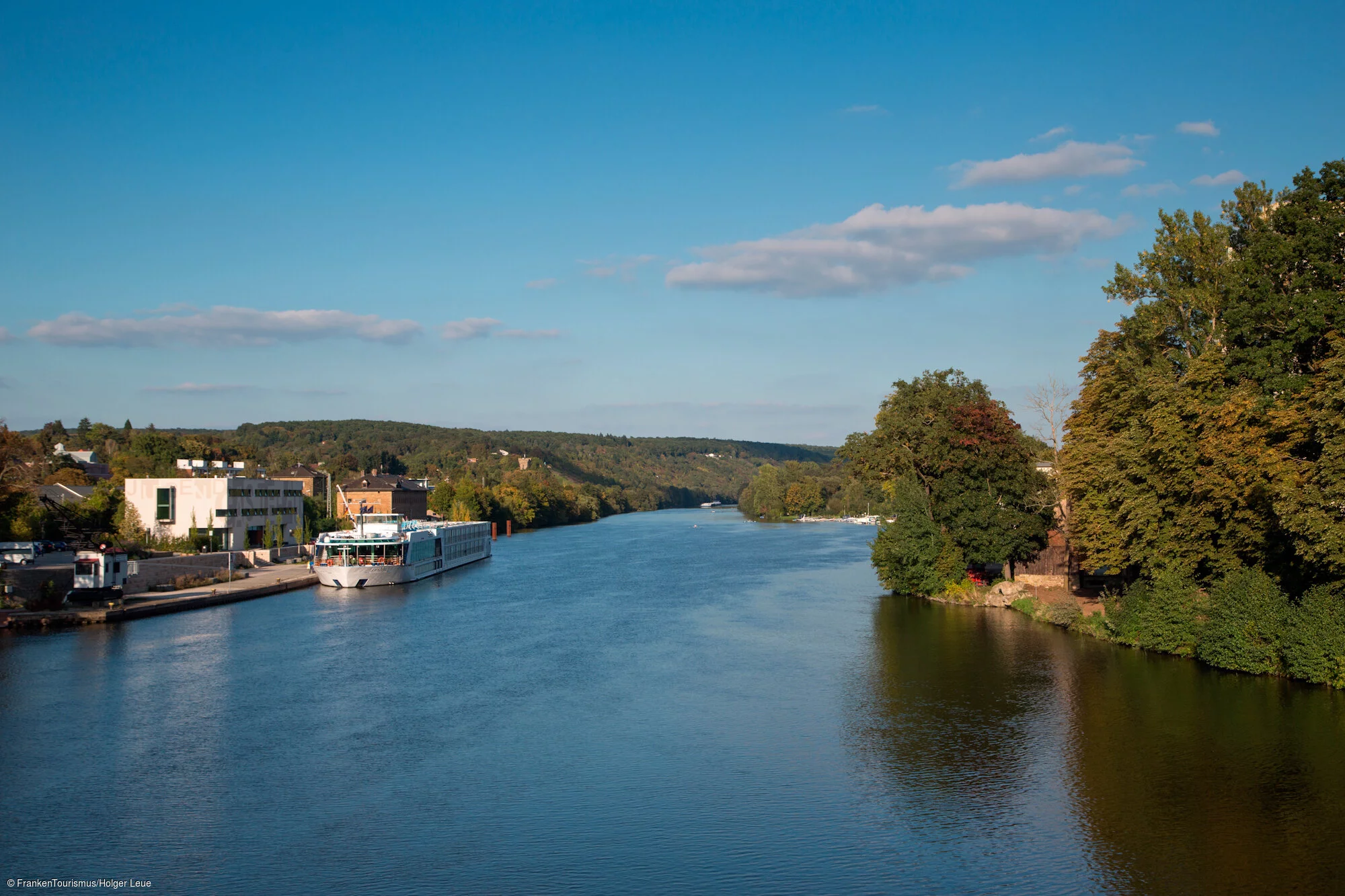 Main mit Flusskreuzfahrtschiff