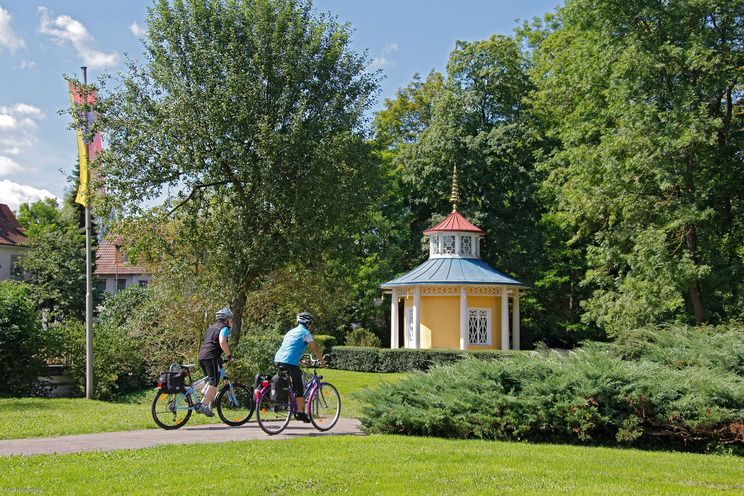 Schellenhäuschen mit Radfahrern im Schlosspark