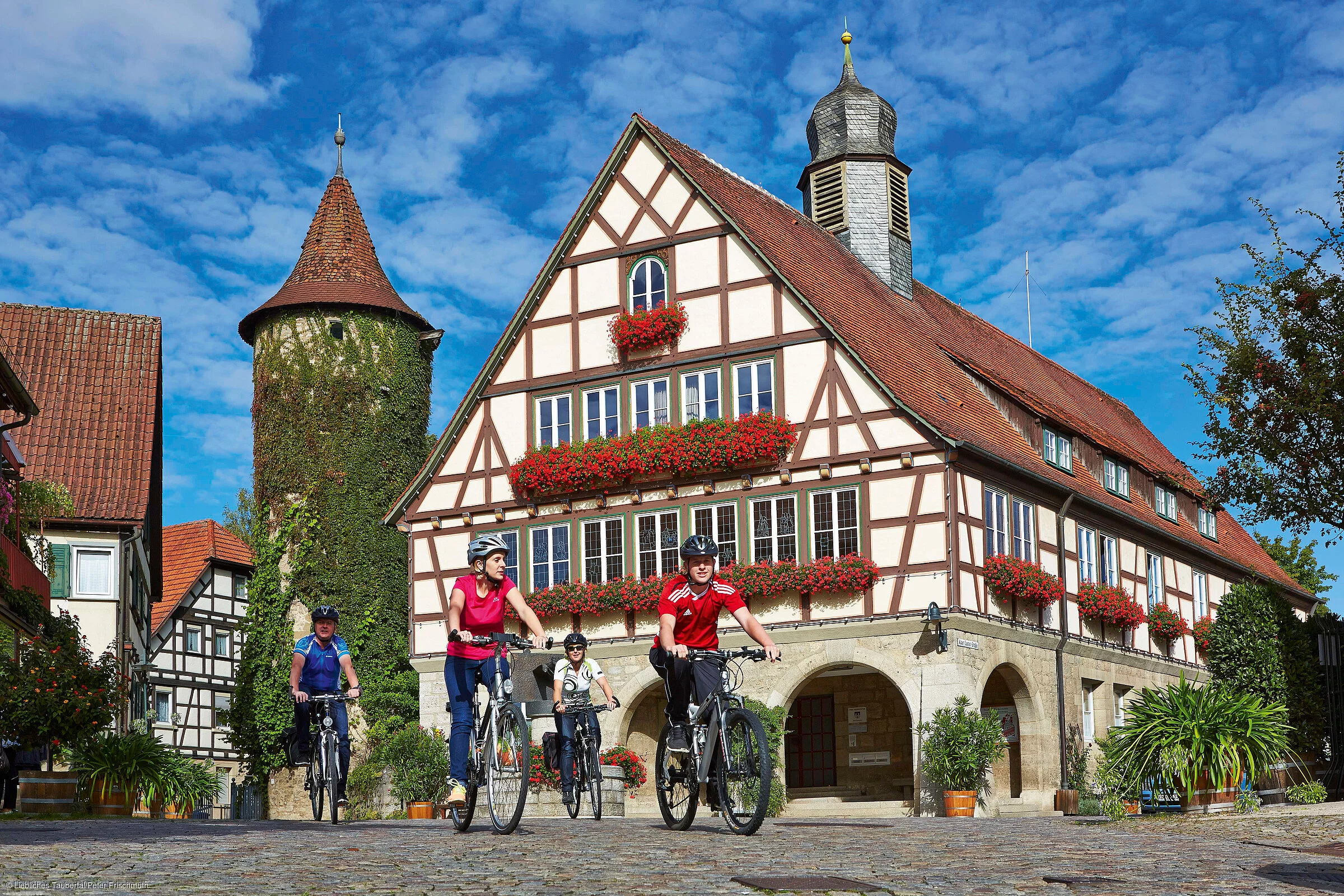 Radfahrer vor dem Rathaus
