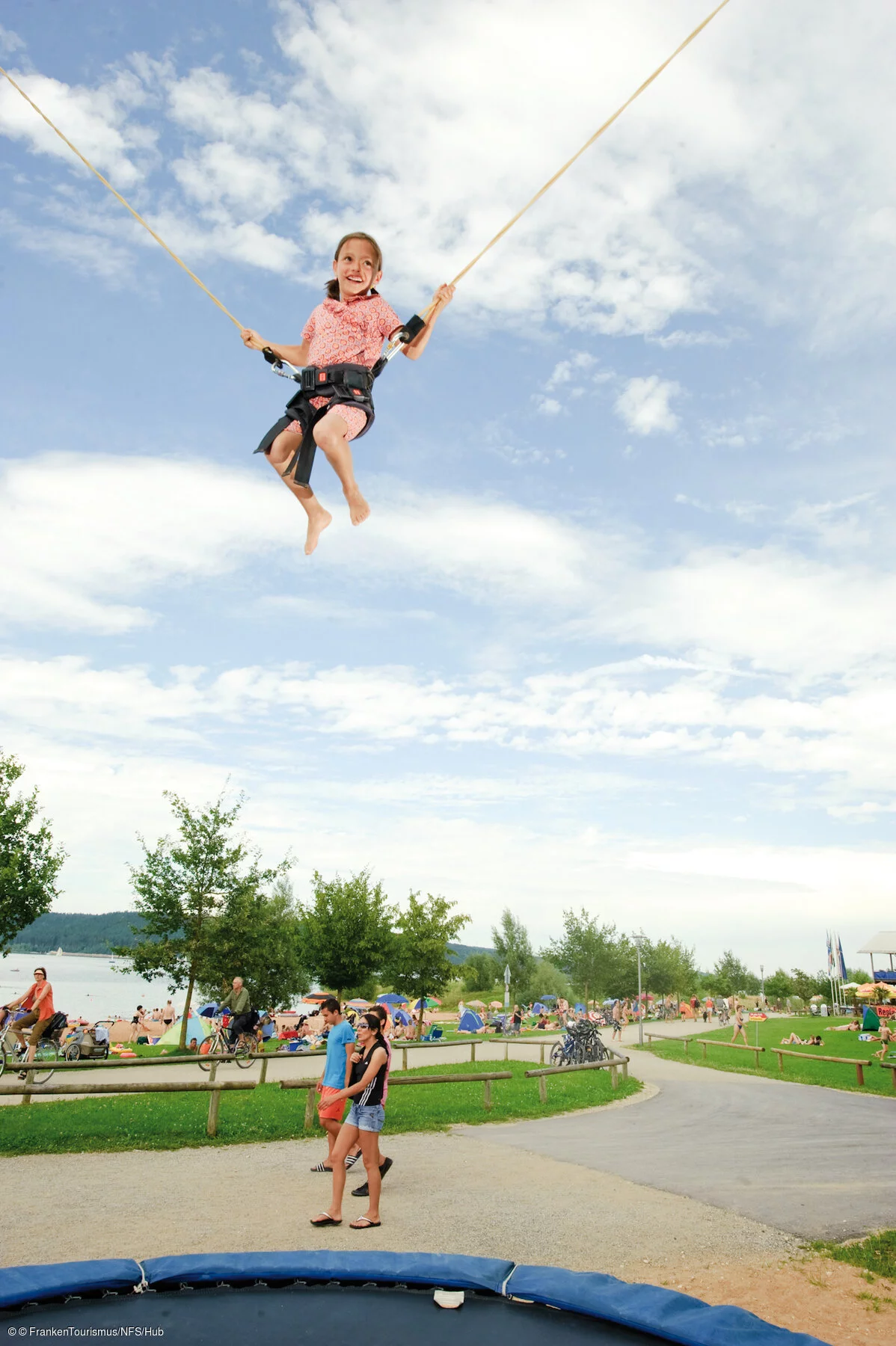 Kind beim Trampolinspringen, nahe Brombachsee