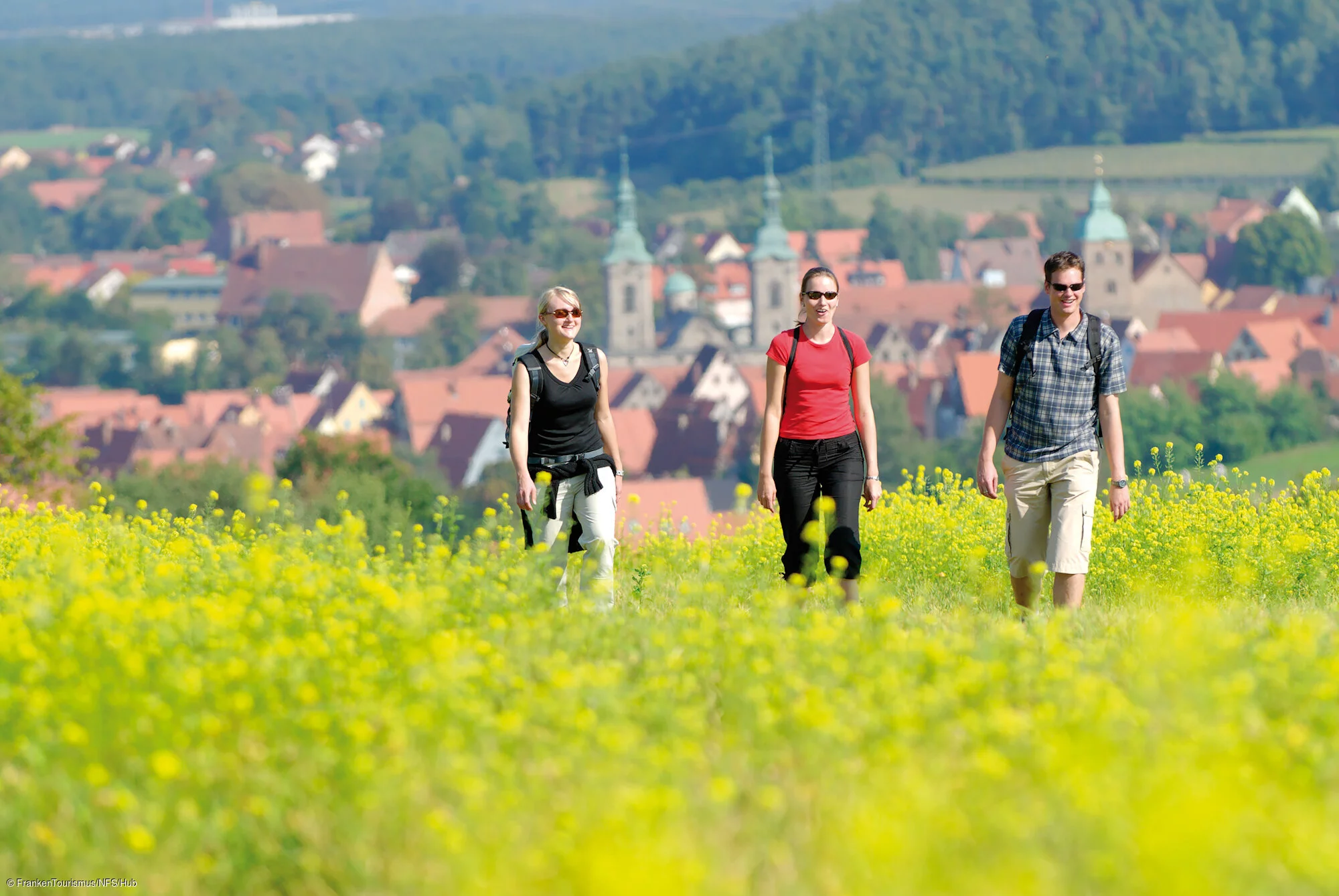 Wanderer mit Spalt im Hintergrund