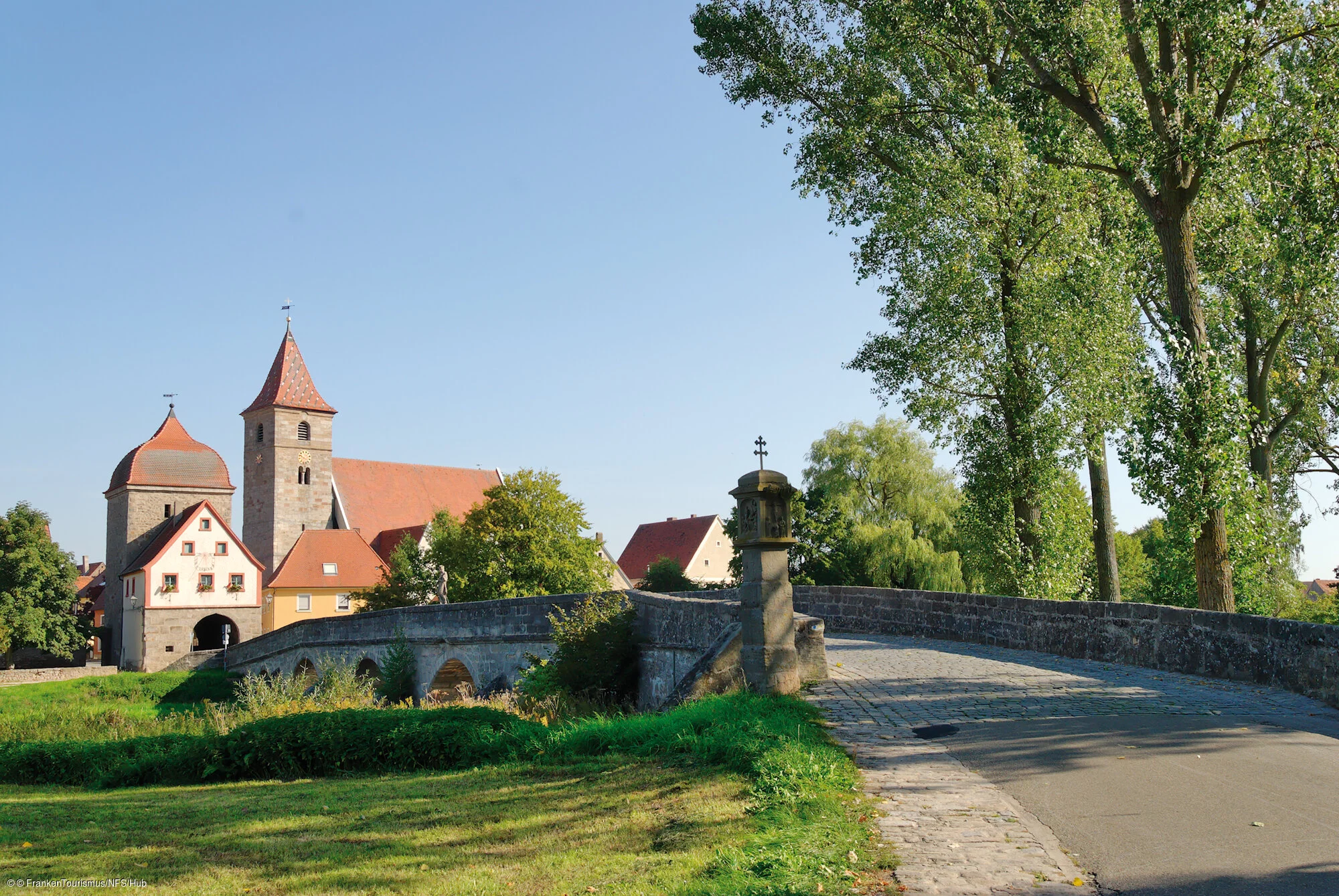 Wanderer auf der Brücke in Ornbau