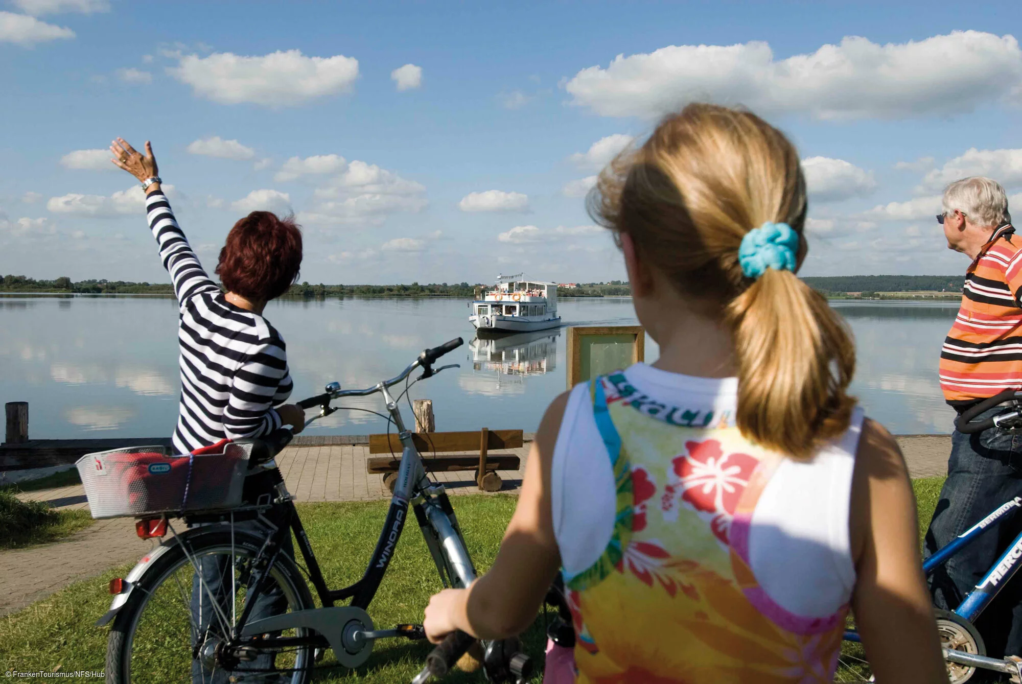 Radler mit der "MS Altmühlsee" im Hintergrund
