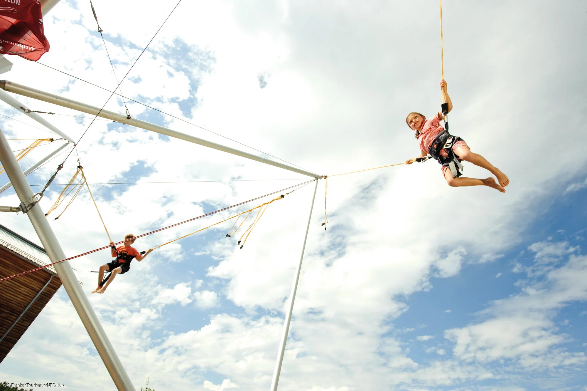 Kind beim Trampolinspringen, nahe Brombachsee