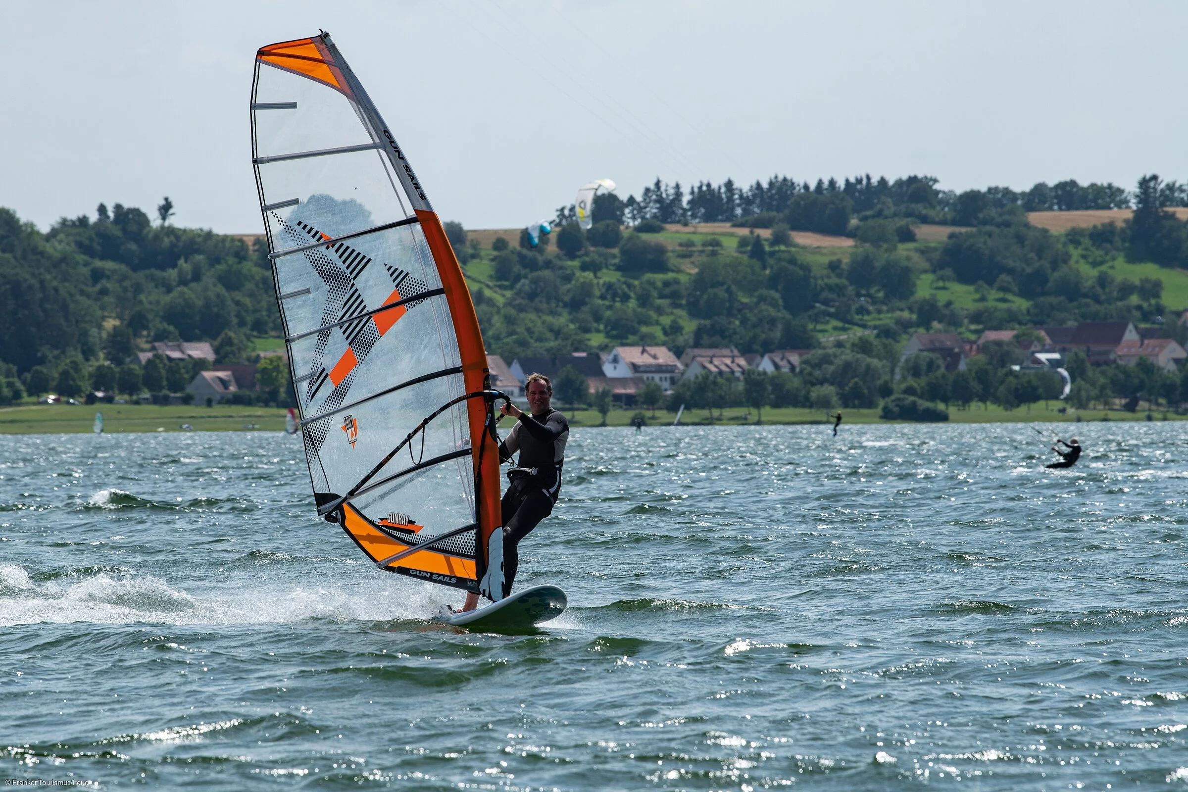 Windsurfer und Kitesurfer nahe dem Seezentrum Allmannsdorf am Großen Brombachsee