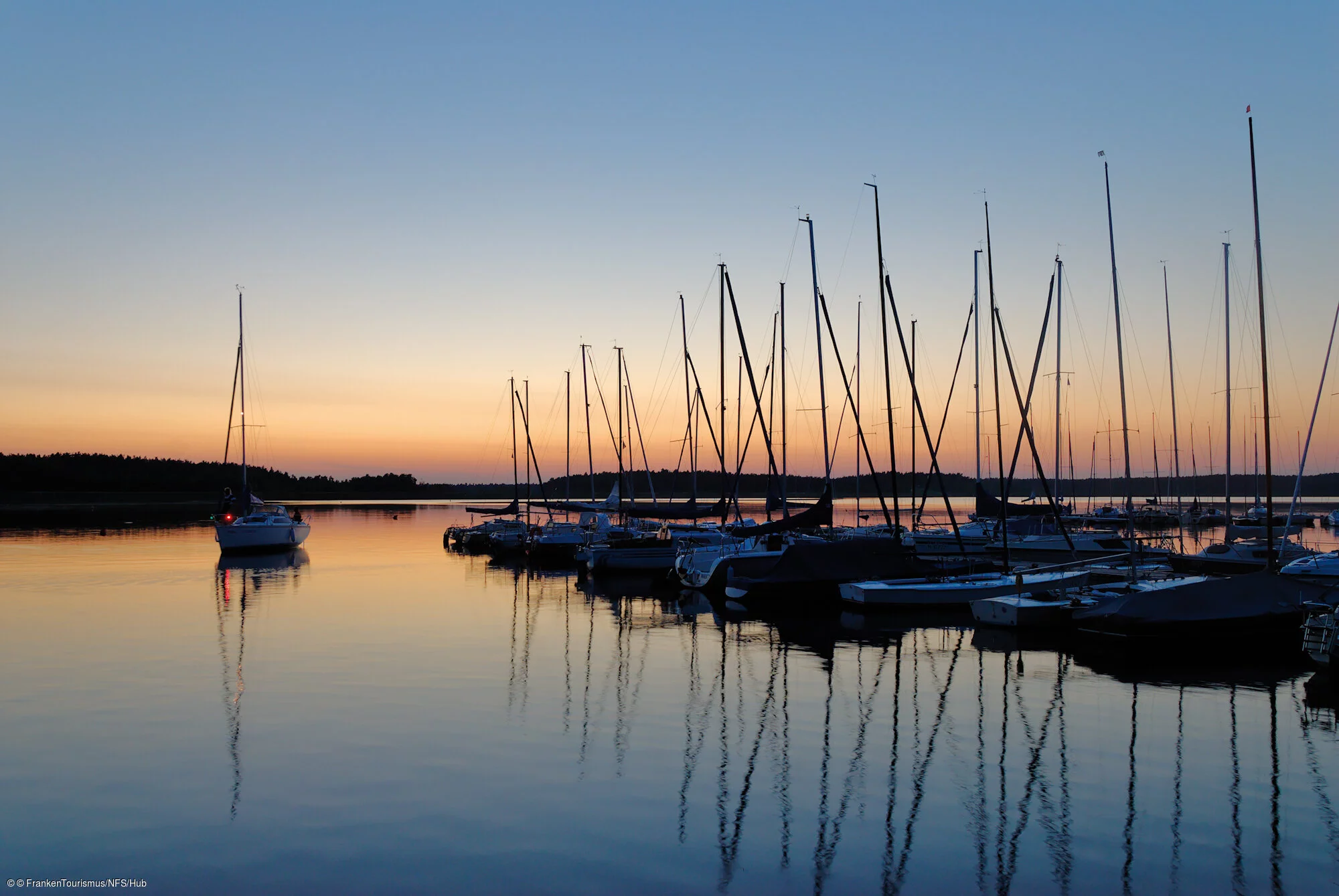 Segelhafen am Rothsee mit Sonnenuntergang