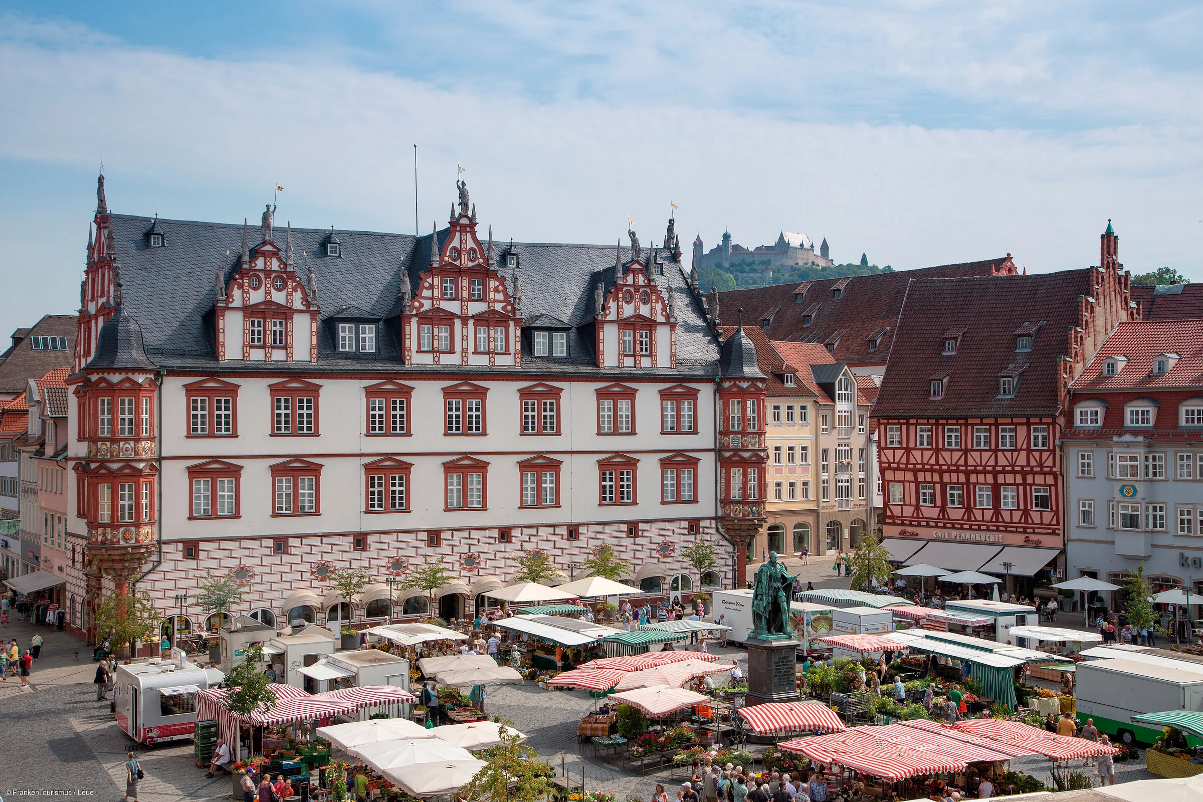 Marktplatz mit Rathaus und Prinz Albert Statue