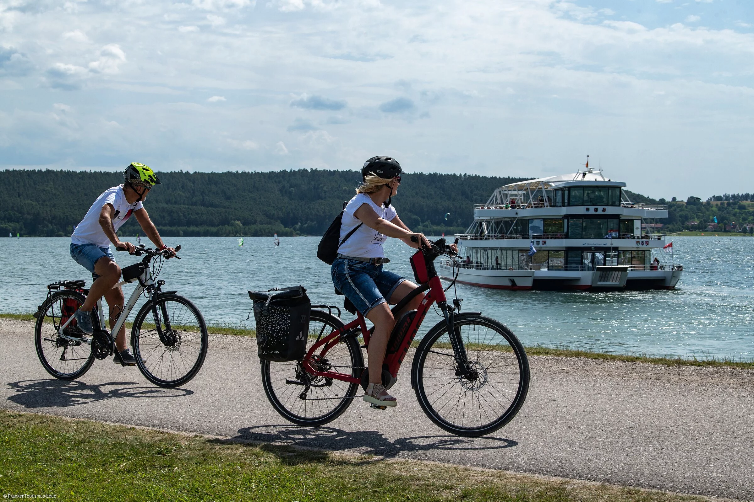 Radeln entlang der Seen - Trimaran am Großen Brombachsee