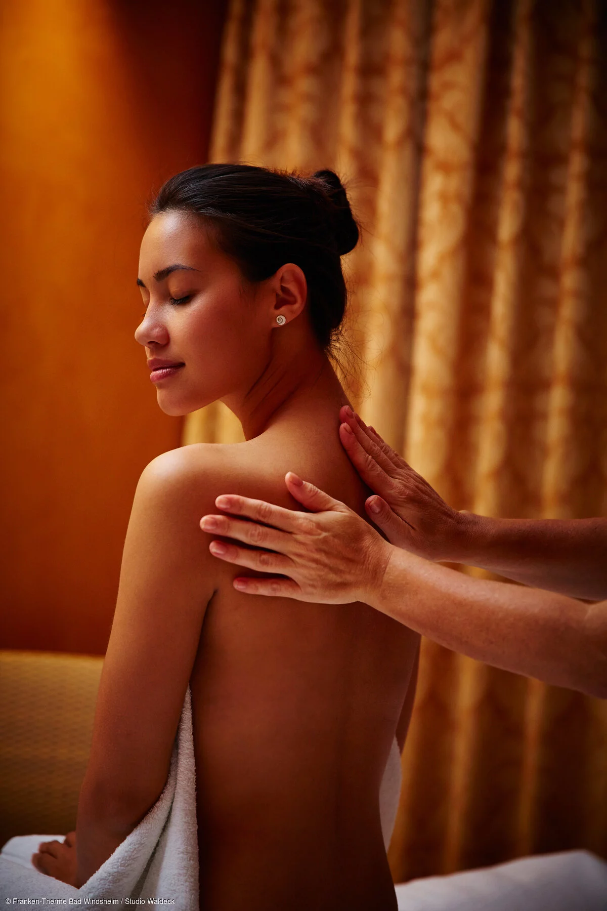 Wellness-Anwendung in der Franken-Therme - Rückenmassage