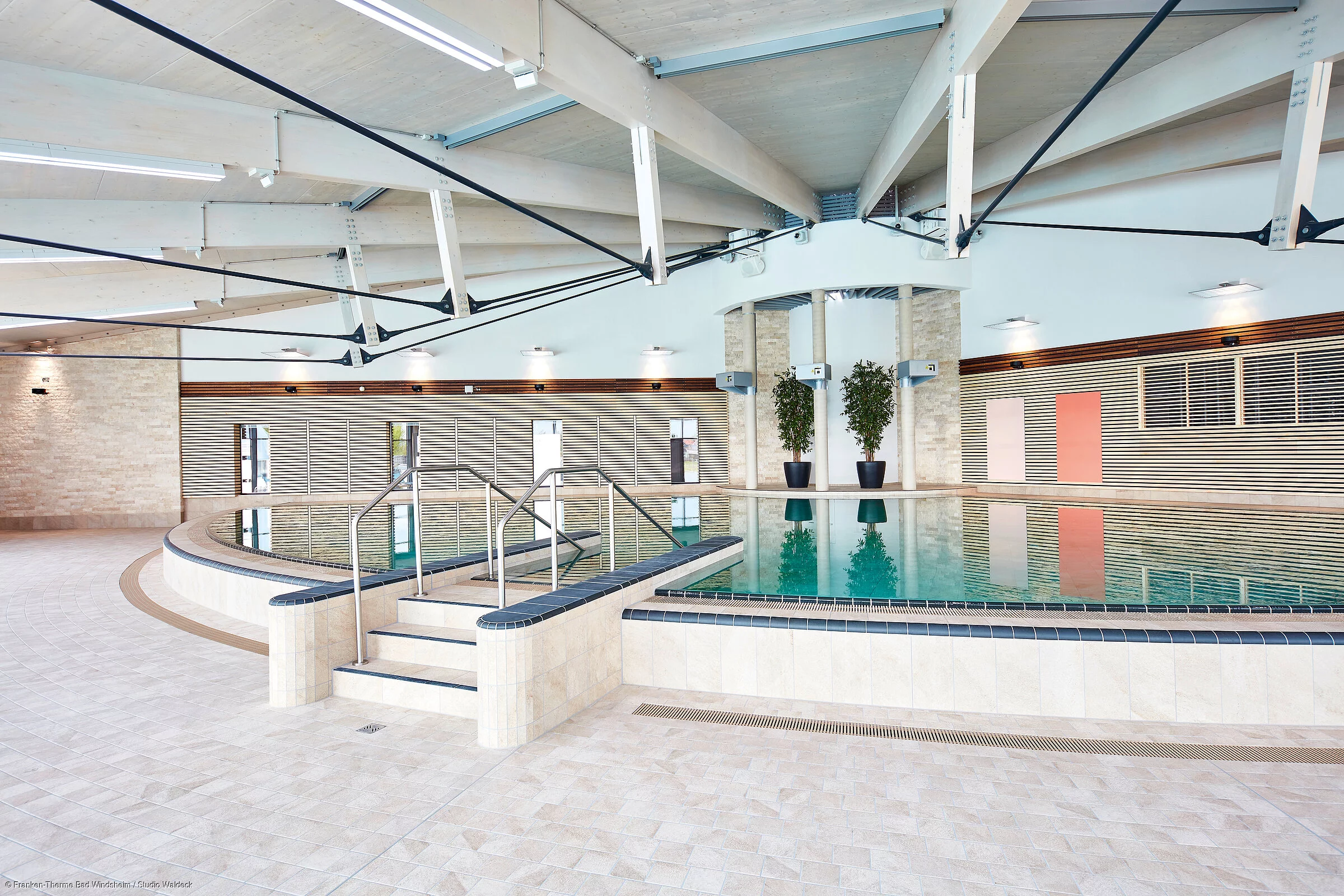 Großzügige Badehalle in der Franken-Therme