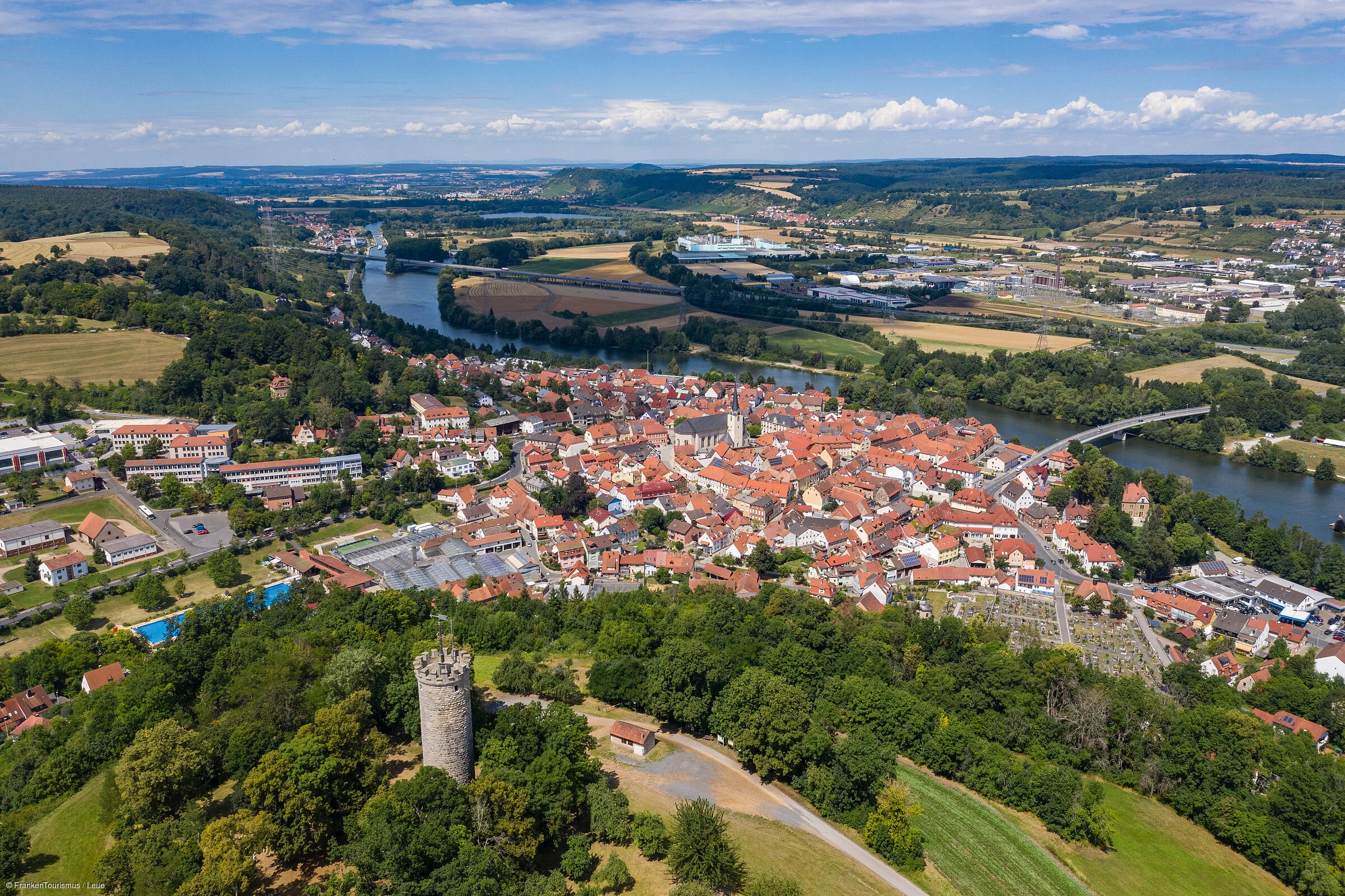 Ruine Wallburg mit Block über die Stadt und Main im Hintergrund