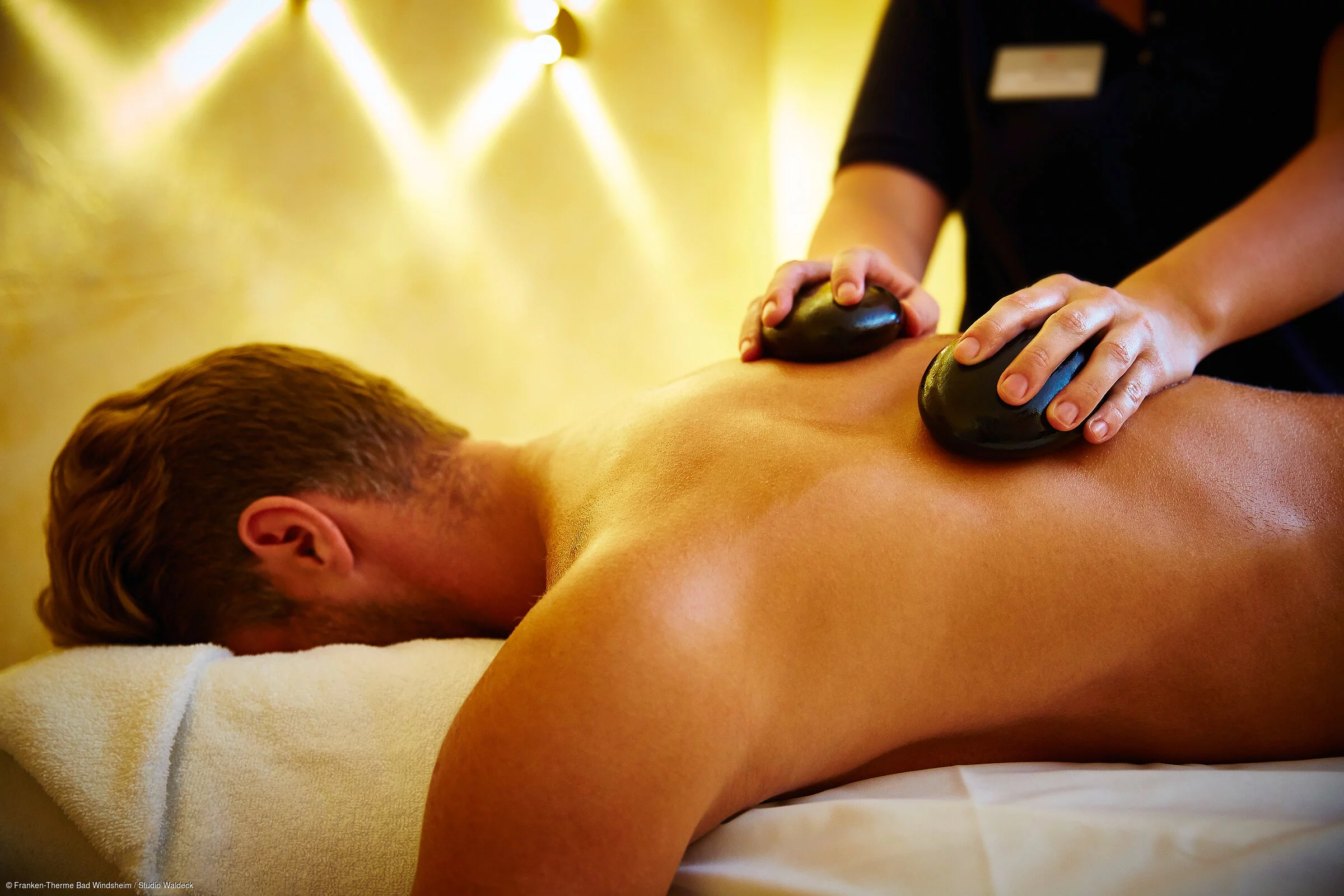 Hot Stone-Massage in der Franken-Therme