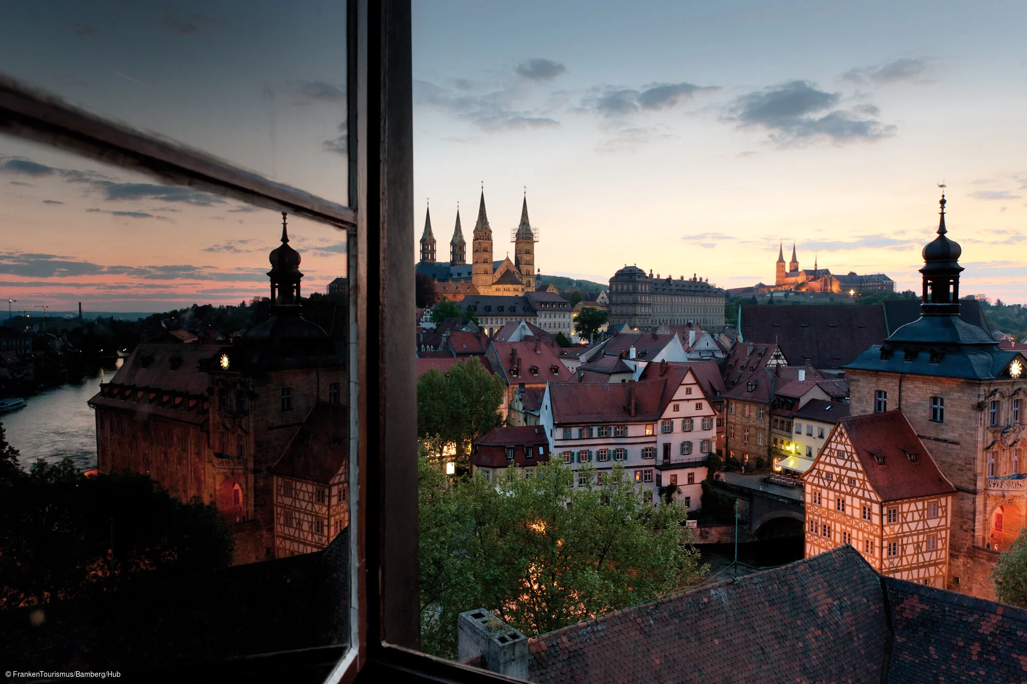 Stadtansicht mit Altem Rathaus, Dom und Kloster St. Michael