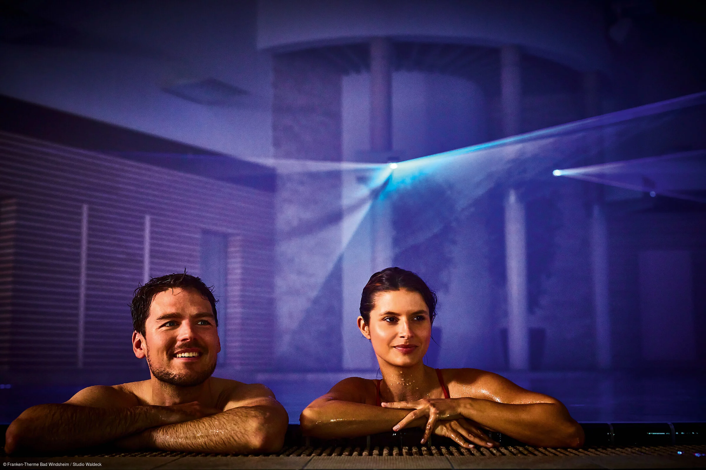 Farbenfrohe Lasershow in der Franken-Therme